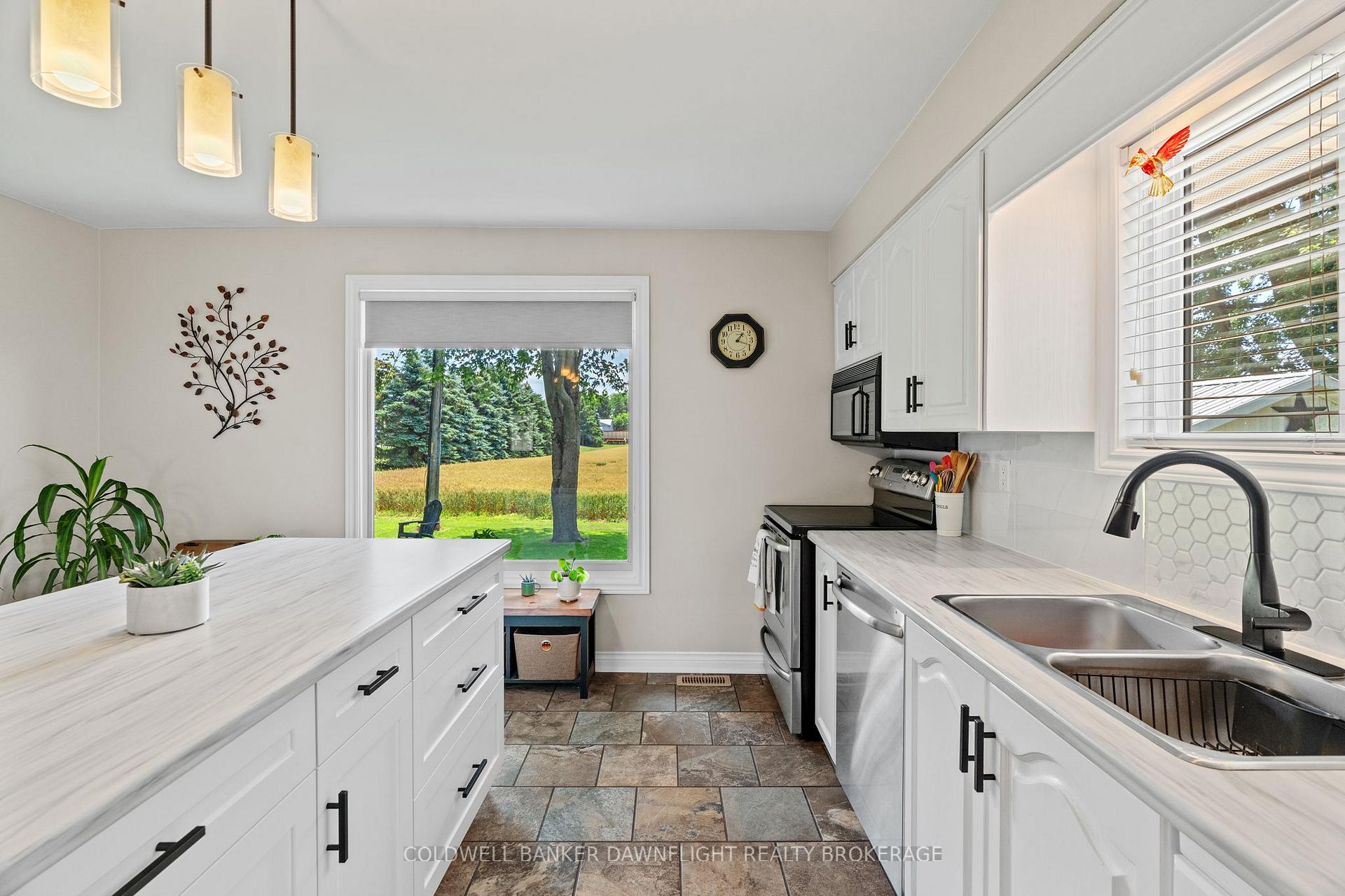 Photo 15 of 21 York Crescent, Bluewater, Hensall — HOMEH