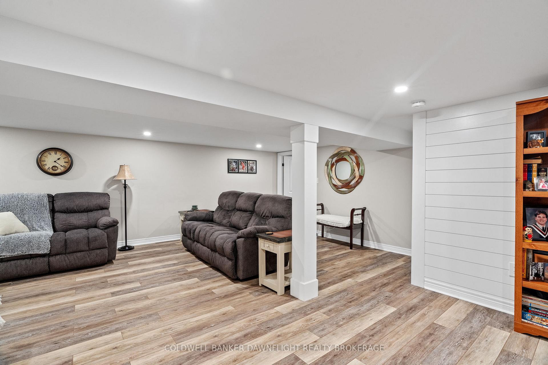 Photo 25 of 21 York Crescent, Bluewater, Hensall — HOMEH