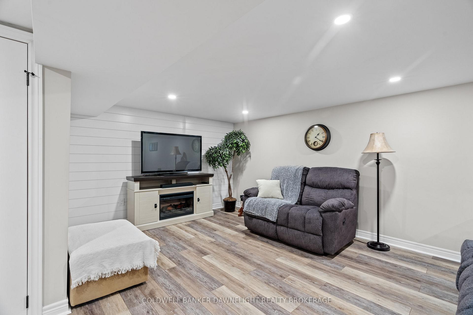 Photo 30 of 21 York Crescent, Bluewater, Hensall — HOMEH