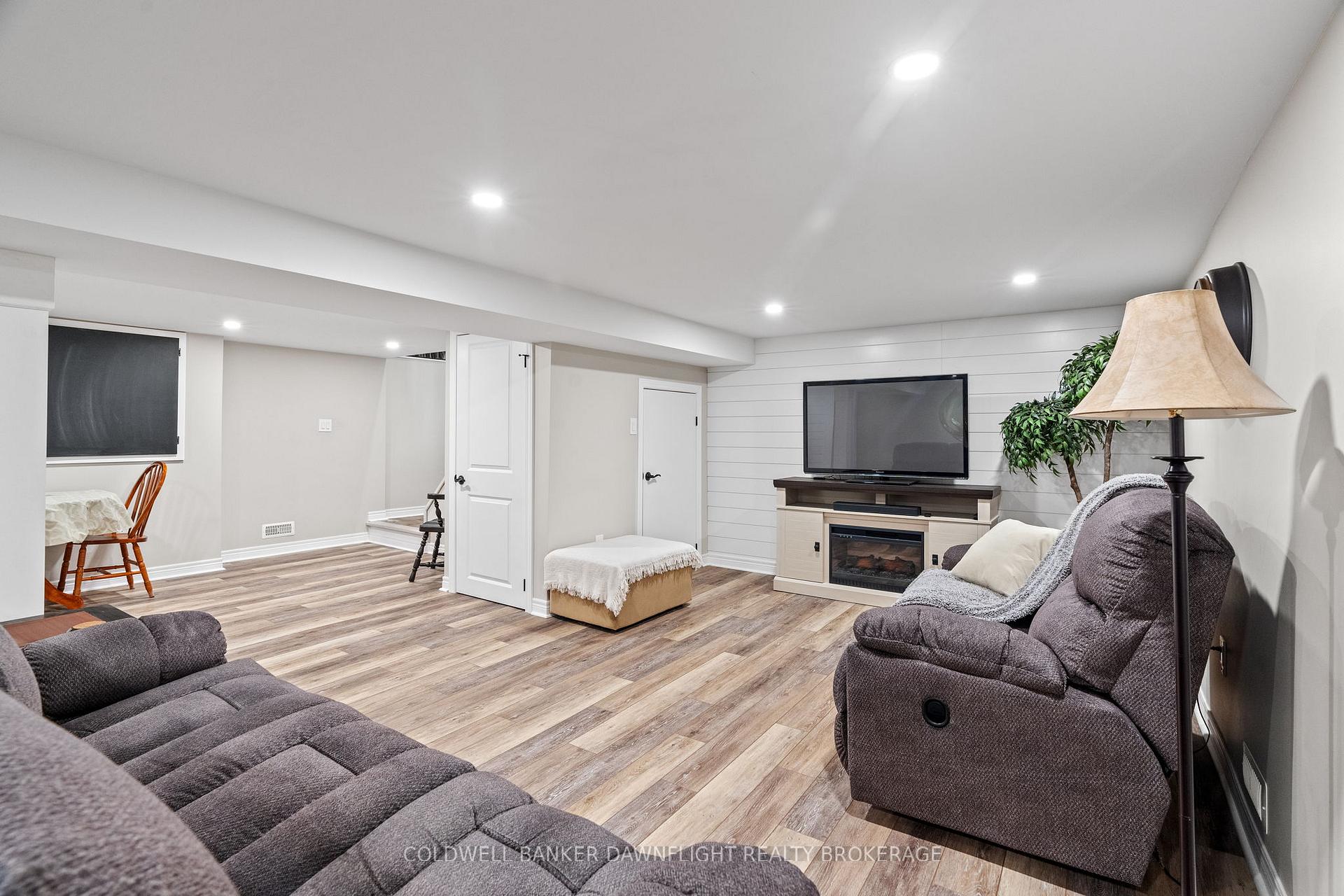 Photo 28 of 21 York Crescent, Bluewater, Hensall — HOMEH