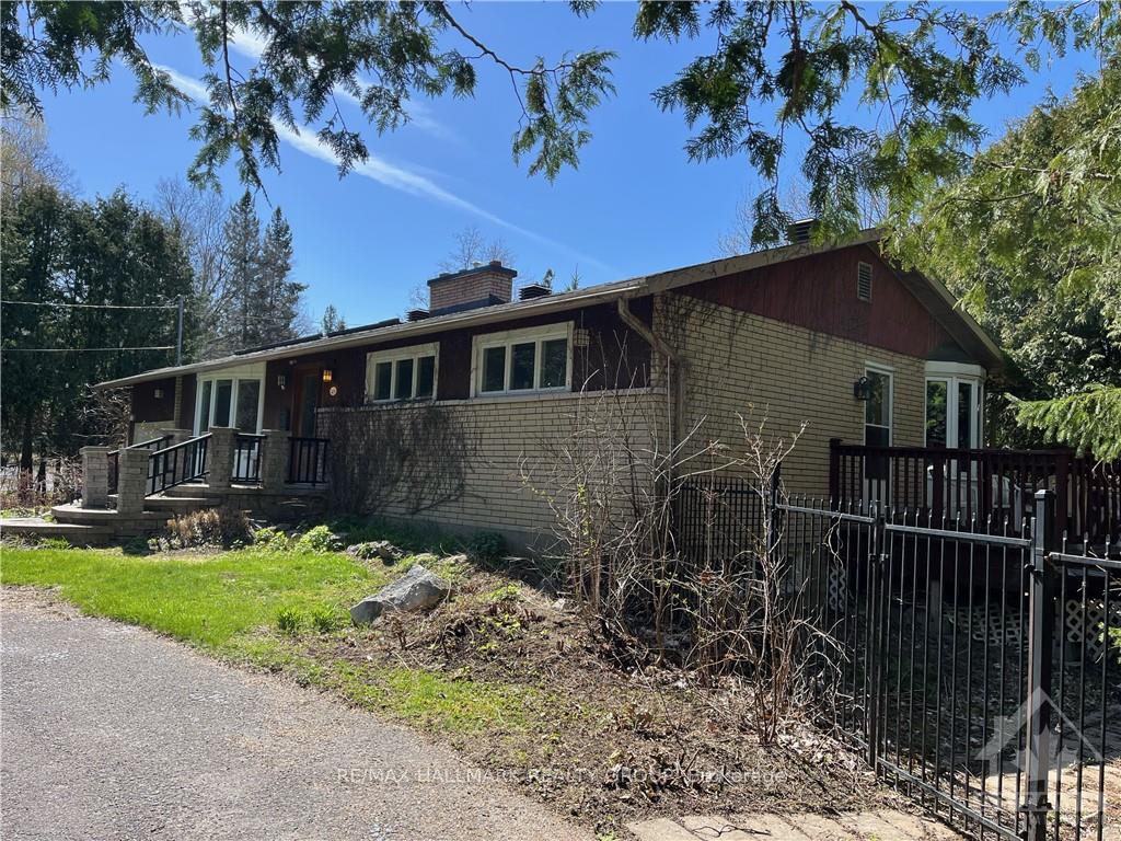 Photo 3 of 49 Delong Drive, Ottawa, Rothwell Heights — HOMEH