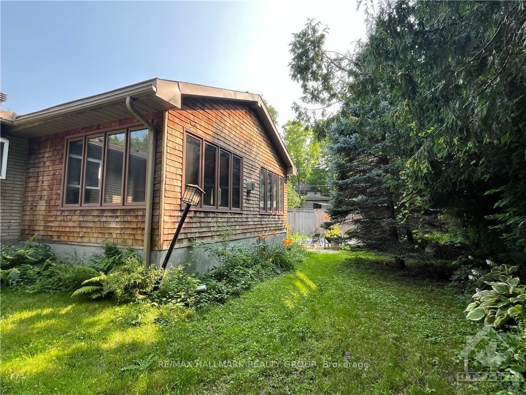 Photo 4 of 49 Delong Drive, Ottawa, Rothwell Heights — HOMEH