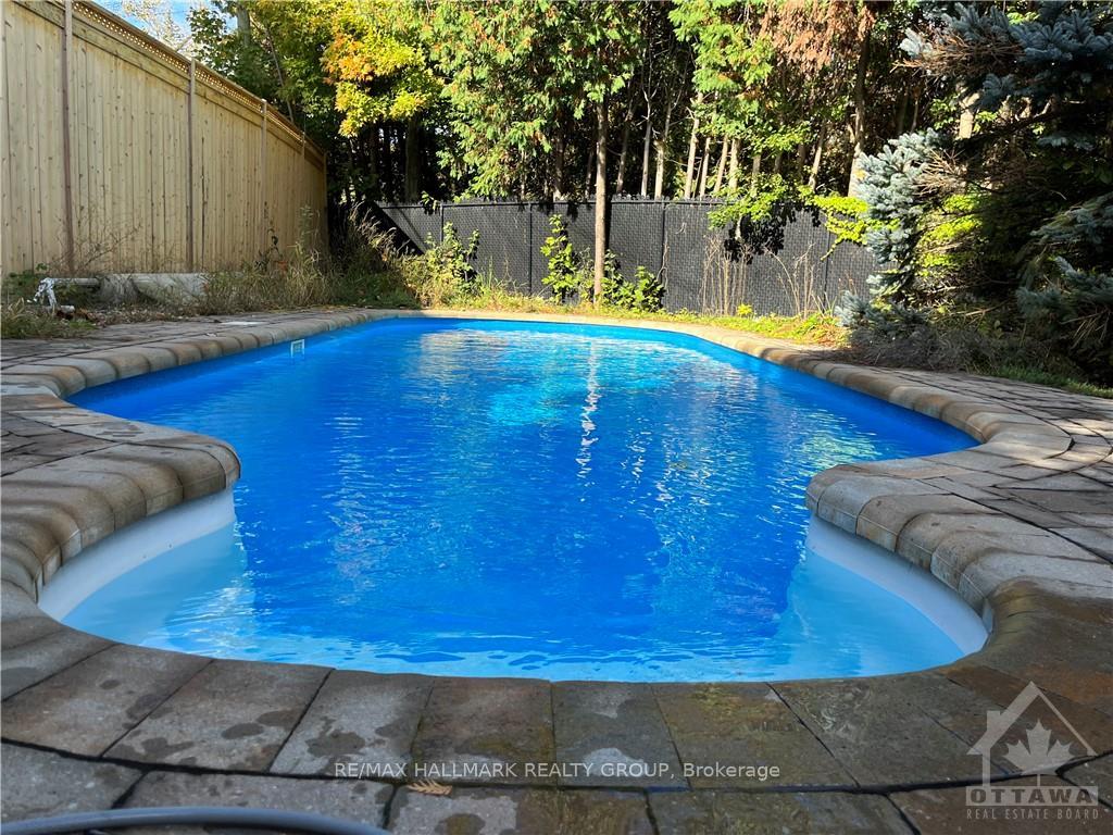 Photo 9 of 49 Delong Drive, Ottawa, Rothwell Heights — HOMEH