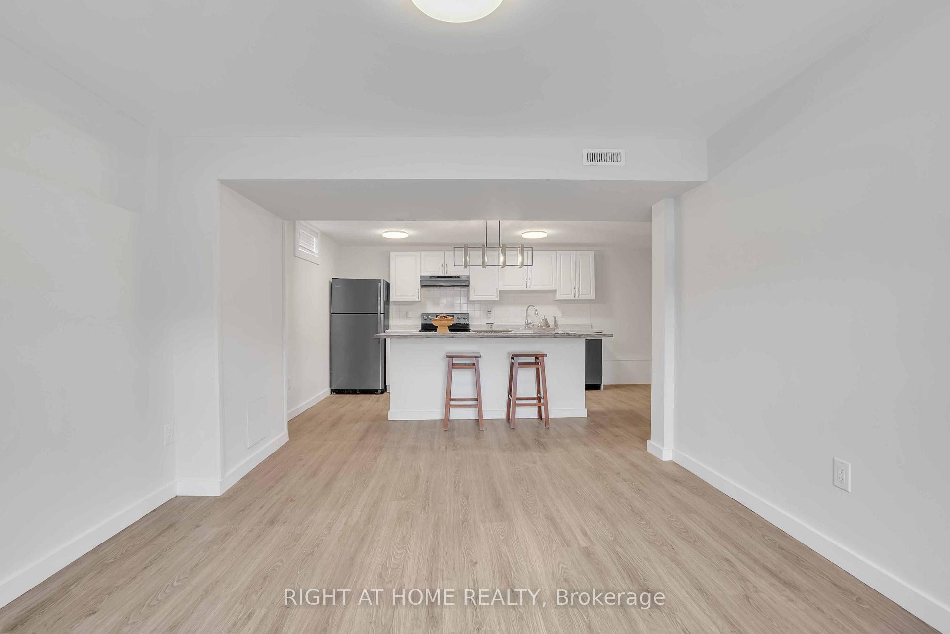 Photo 8 of 192 Edgehill (Lower) Drive, Barrie, 400 North — HOMEH