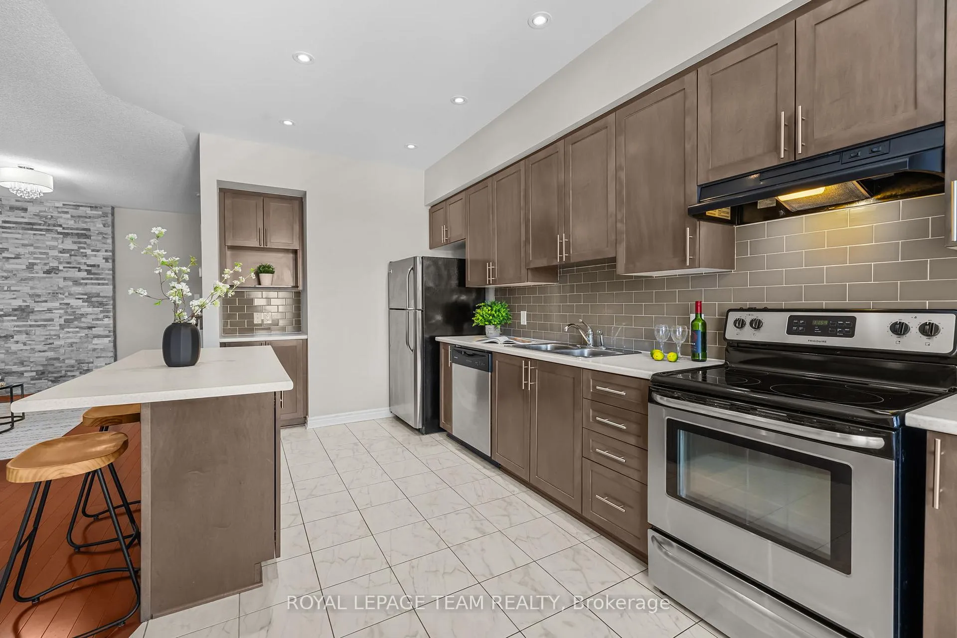 Photo 12 of 92 Stockholm Private, Ottawa, Riverside South/Gloucester Glen — HOMEH
