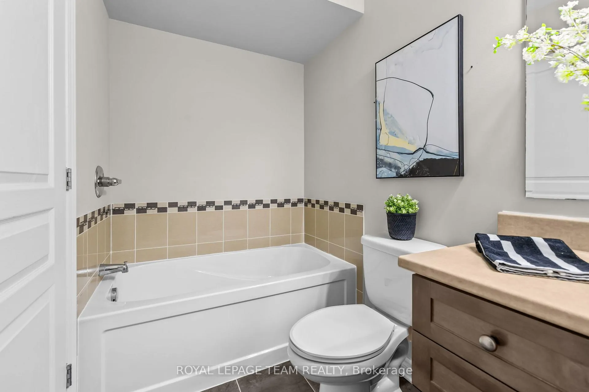 Photo 24 of 92 Stockholm Private, Ottawa, Riverside South/Gloucester Glen — HOMEH