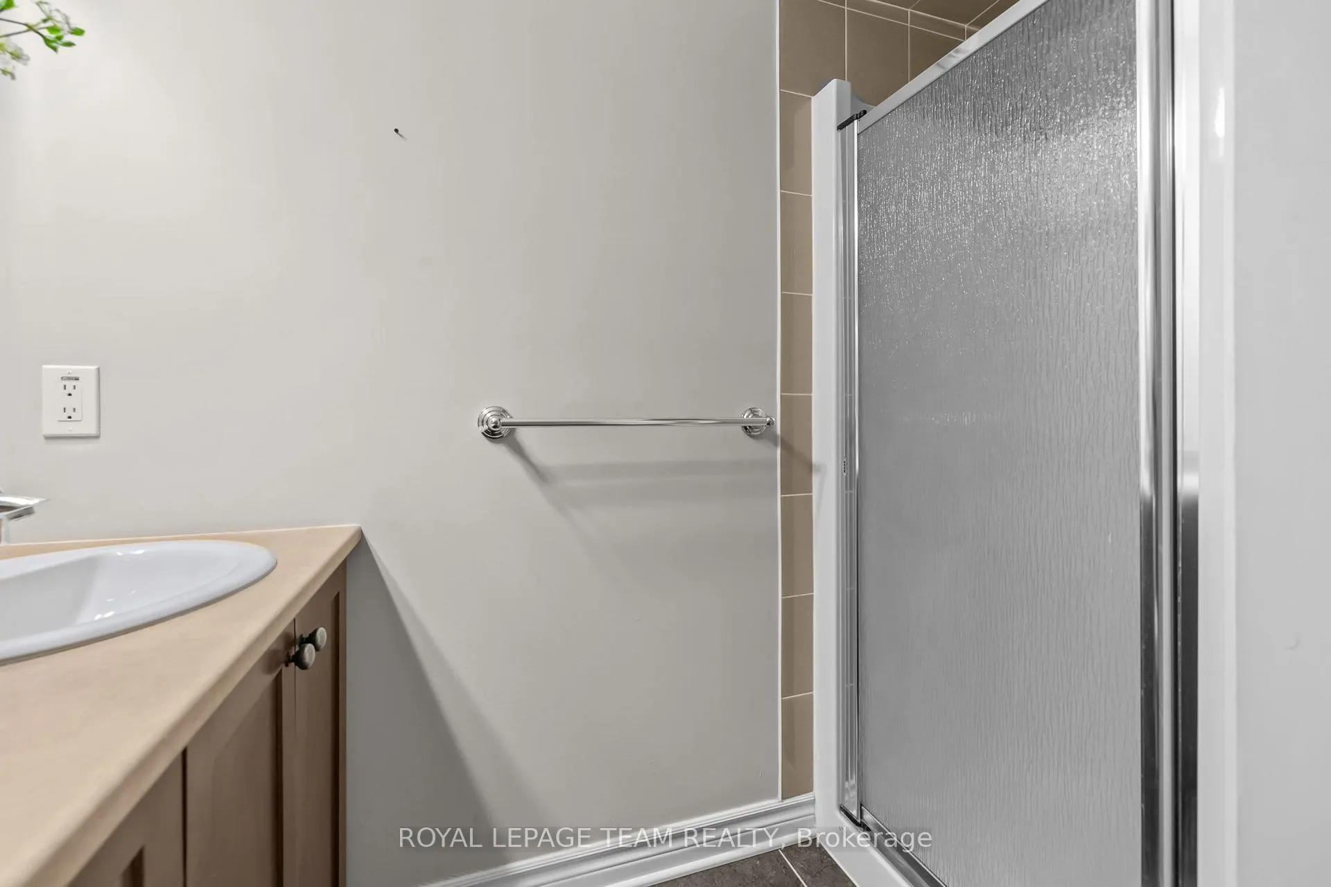 Photo 26 of 92 Stockholm Private, Ottawa, Riverside South/Gloucester Glen — HOMEH