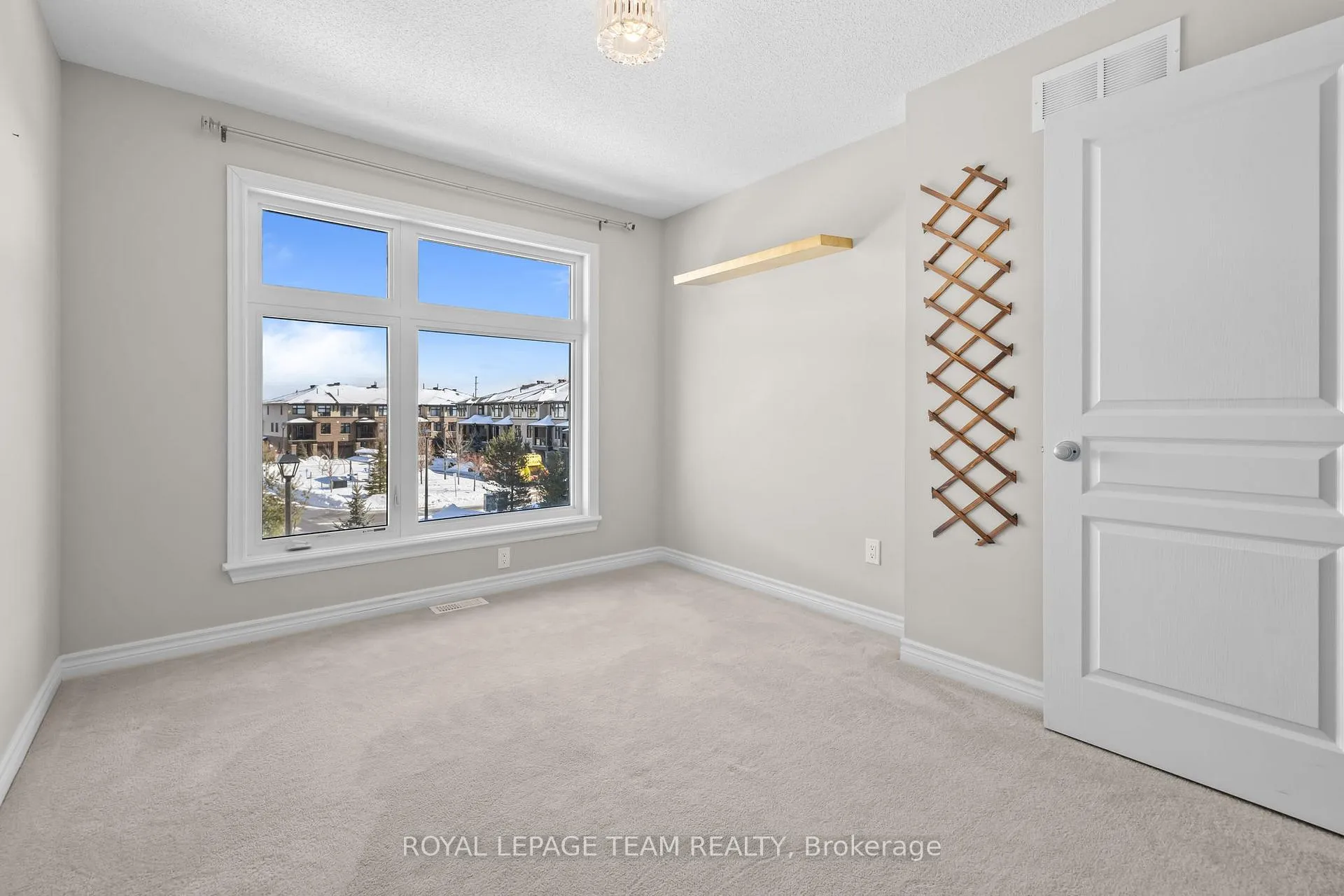 Photo 28 of 92 Stockholm Private, Ottawa, Riverside South/Gloucester Glen — HOMEH