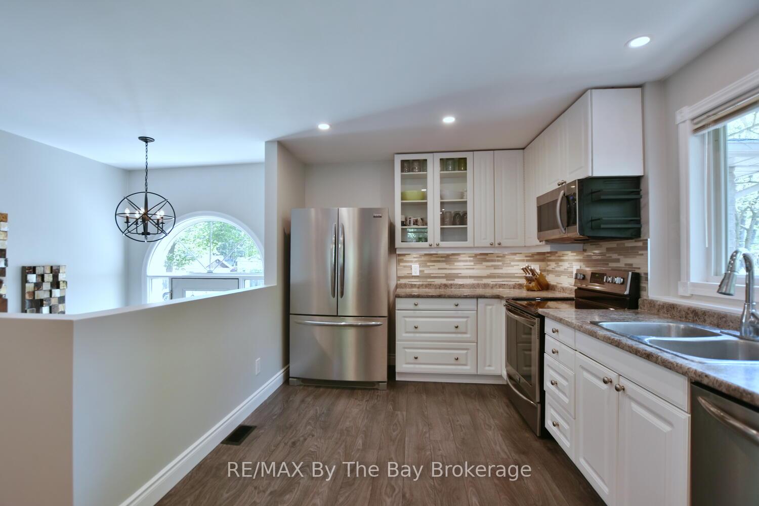 Photo 2 of 34 Glendale Avenue, Wasaga Beach — HOMEH