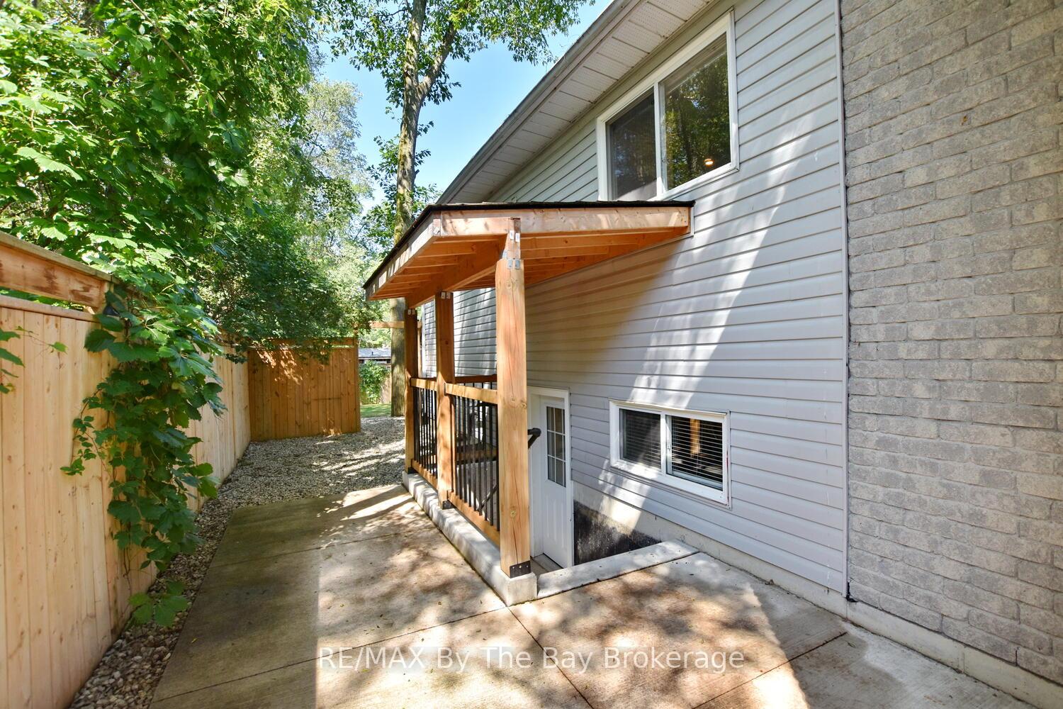Photo 4 of 34 Glendale Avenue, Wasaga Beach — HOMEH