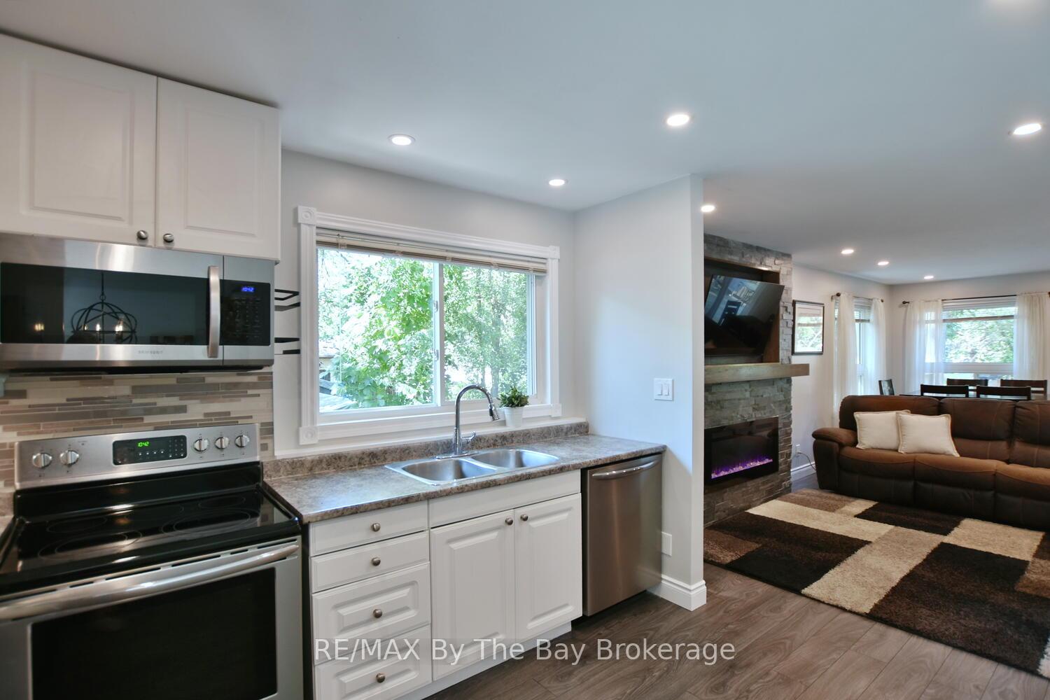 Photo 8 of 34 Glendale Avenue, Wasaga Beach — HOMEH