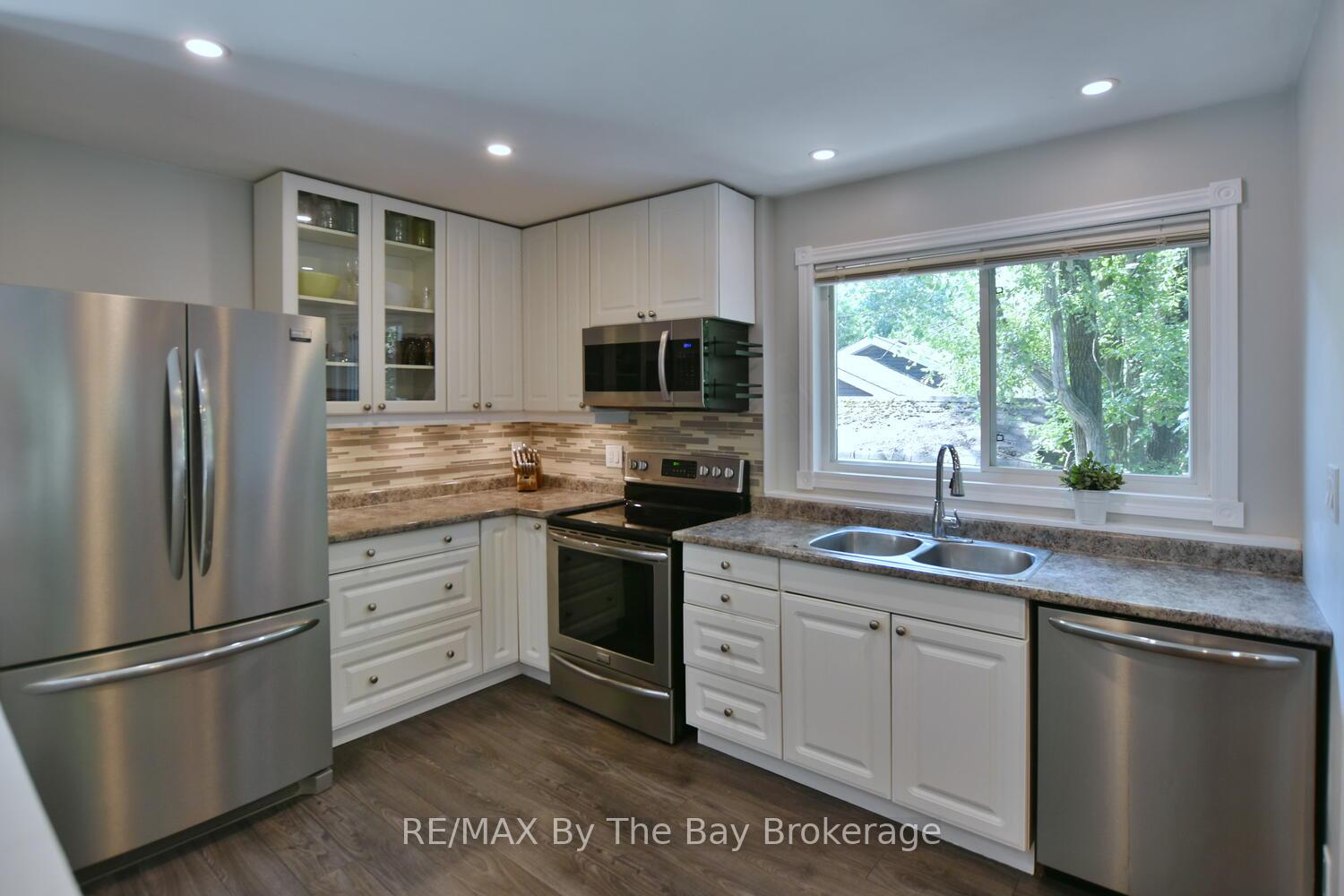 Photo 9 of 34 Glendale Avenue, Wasaga Beach — HOMEH