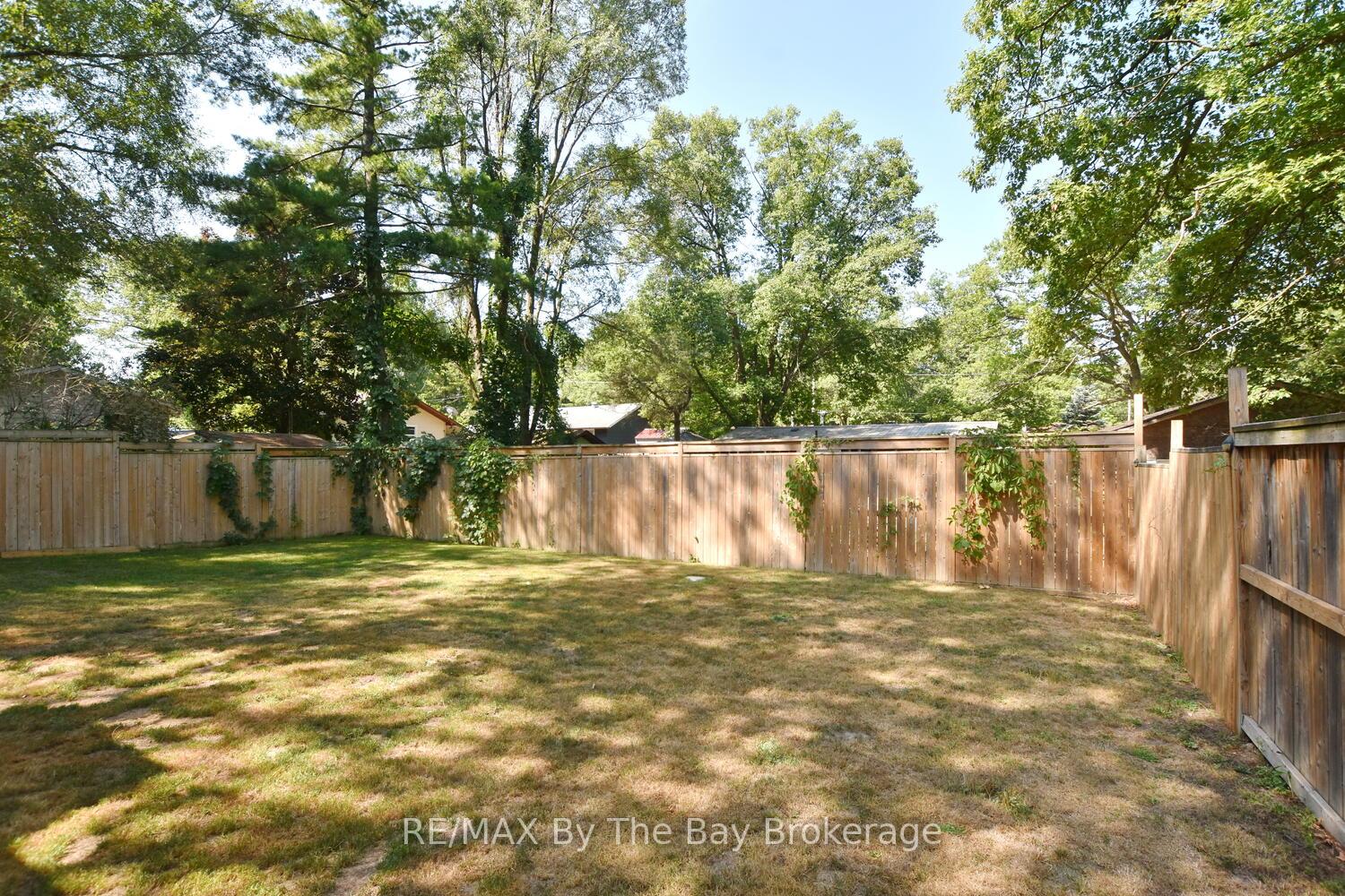 Photo 30 of 34 Glendale Avenue, Wasaga Beach — HOMEH