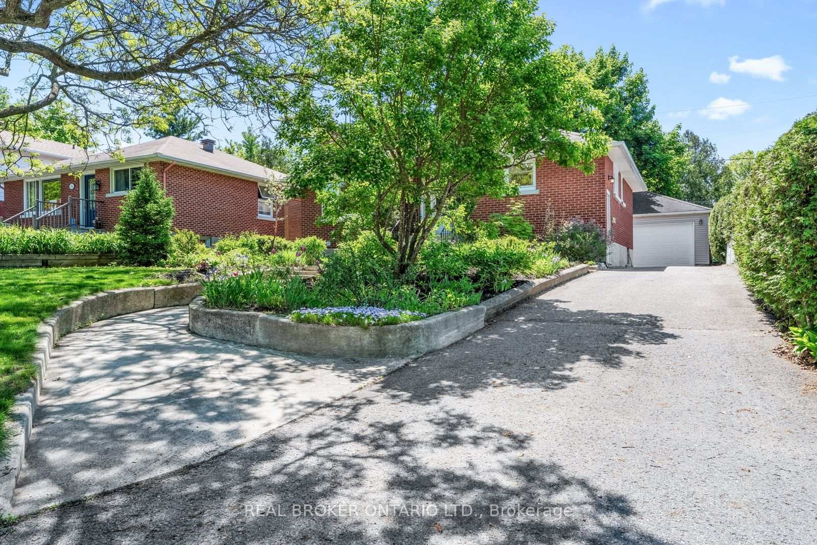 Photo 3 of 174 Dahlia Avenue, Ottawa, Applewood Acres — HOMEH