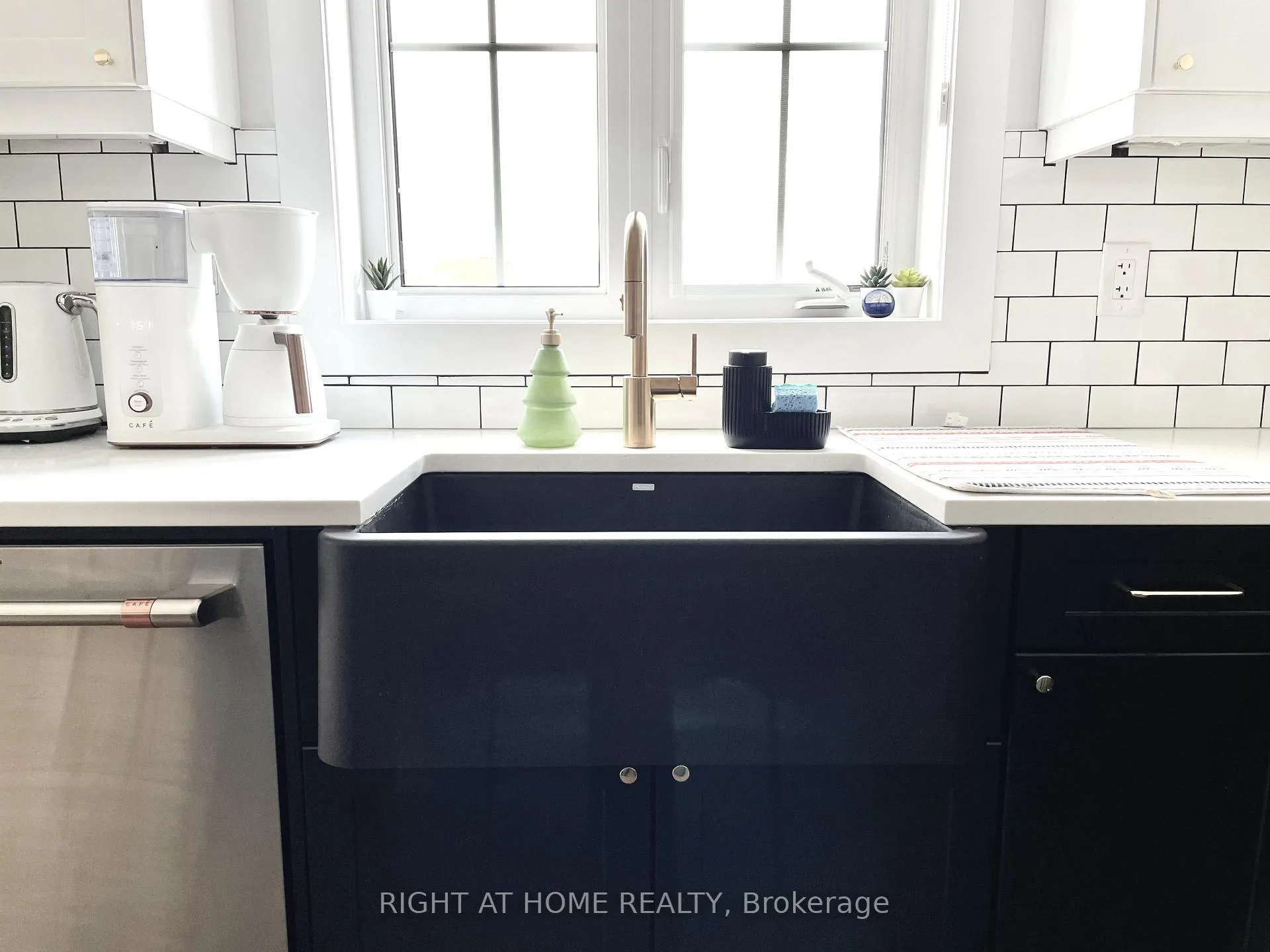 Photo 10 of 114 Black Willow Crescent, Blue Mountains — HOMEH