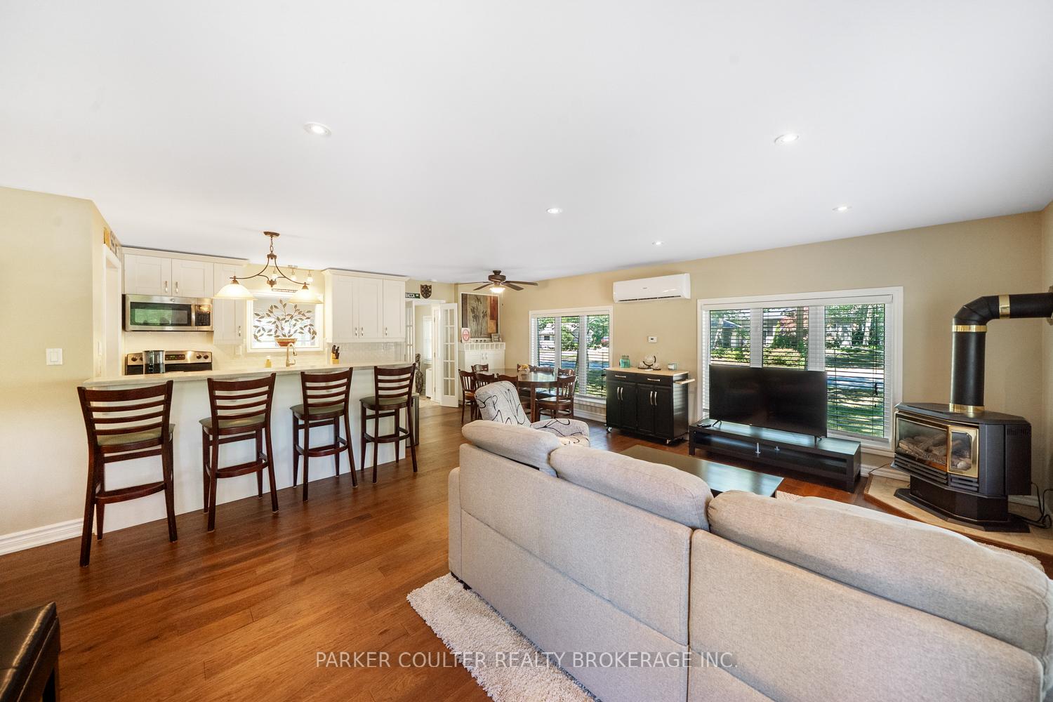 Photo 3 of 40 Antigua Drive, Wasaga Beach — HOMEH
