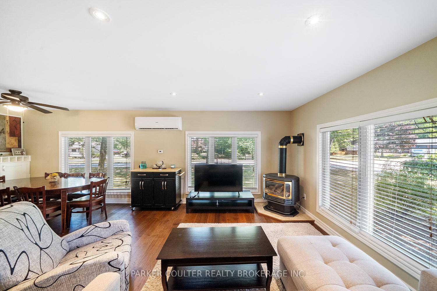 Photo 4 of 40 Antigua Drive, Wasaga Beach — HOMEH