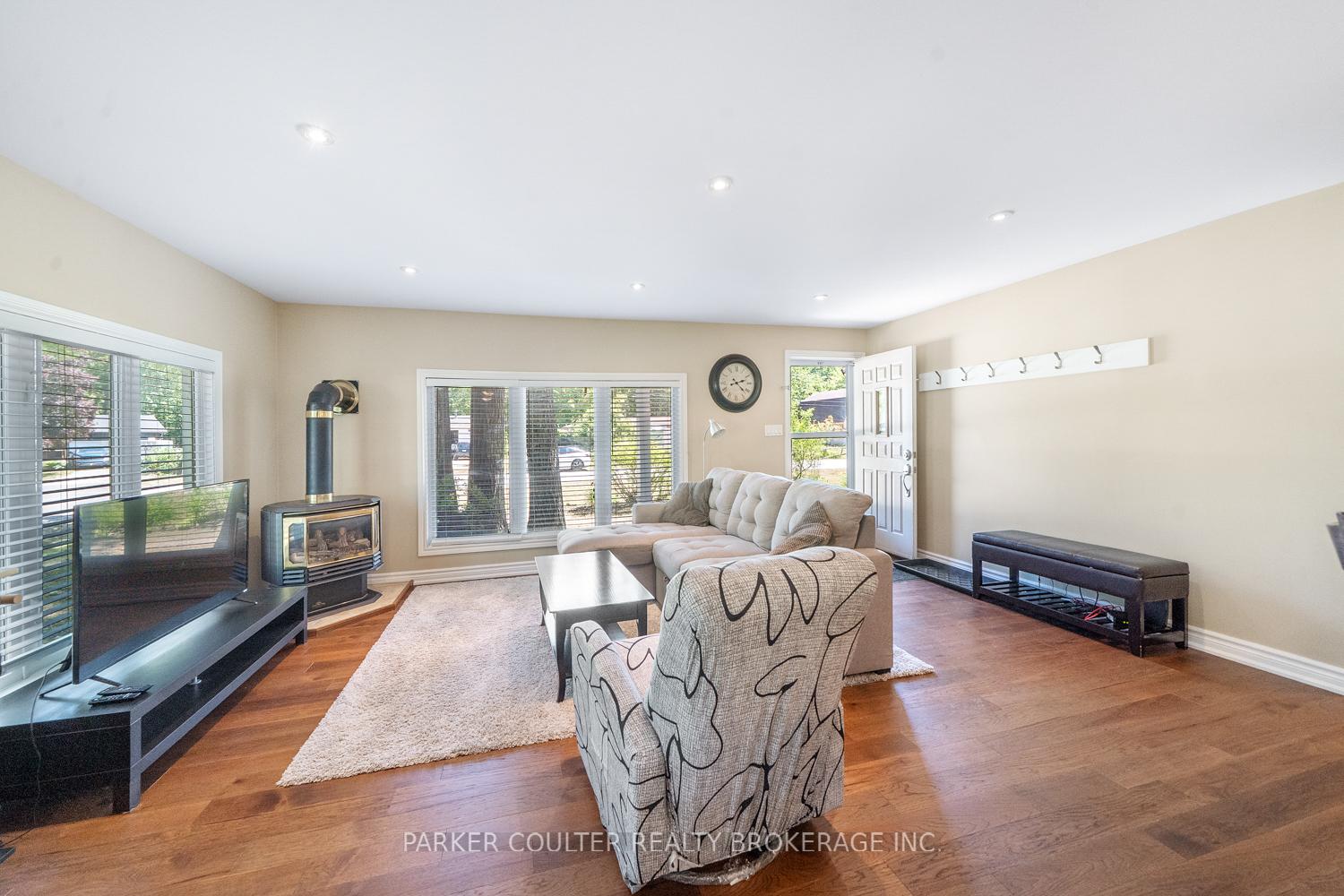 Photo 7 of 40 Antigua Drive, Wasaga Beach — HOMEH