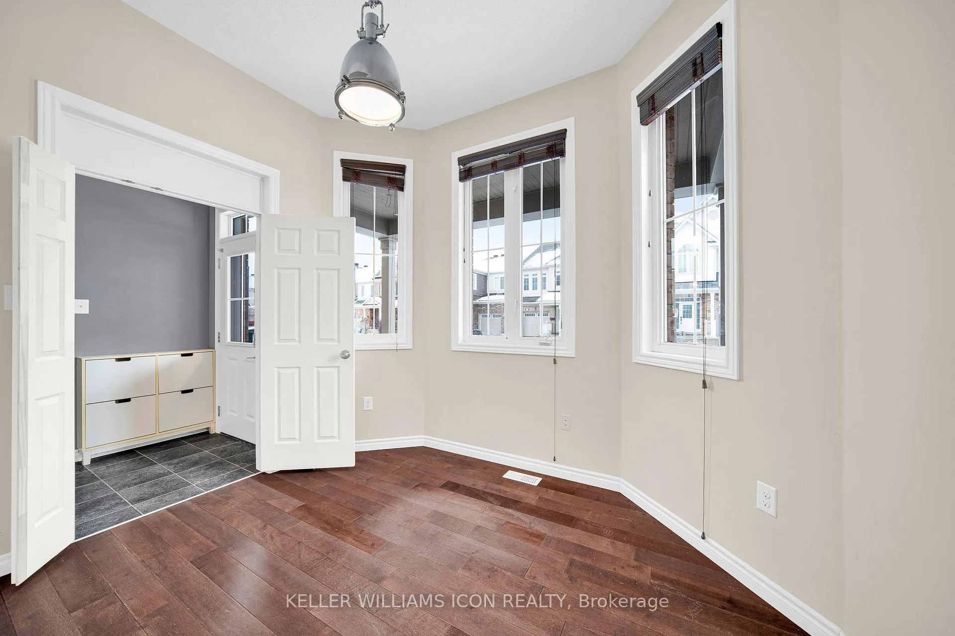 Photo 3 of 2212 Watercolours Way, Ottawa, Barrhaven - Half Moon Bay — HOMEH