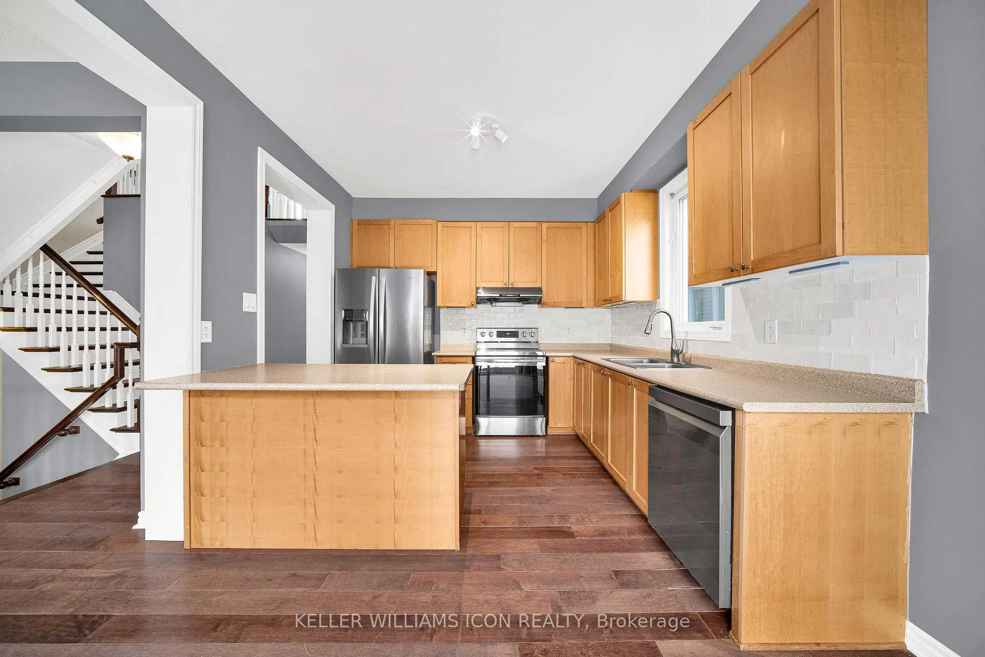 Photo 9 of 2212 Watercolours Way, Ottawa, Barrhaven - Half Moon Bay — HOMEH