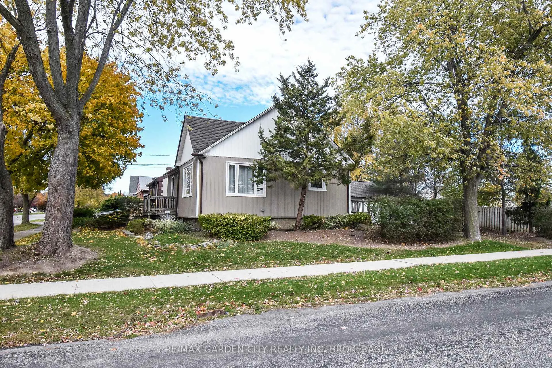 Photo 4 of 115 Marshall Avenue, Welland, Broadway — HOMEH