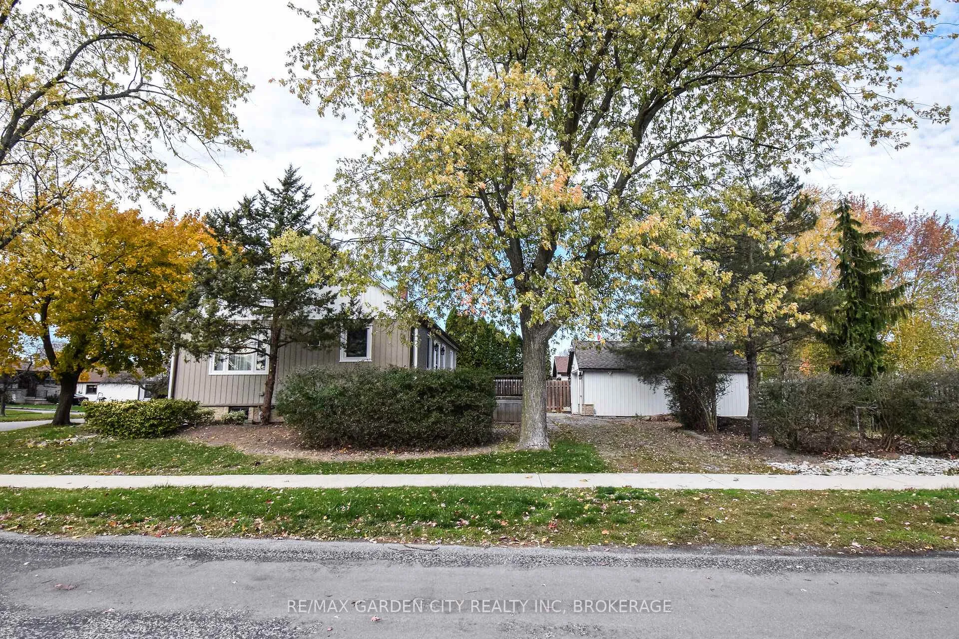 Photo 5 of 115 Marshall Avenue, Welland, Broadway — HOMEH