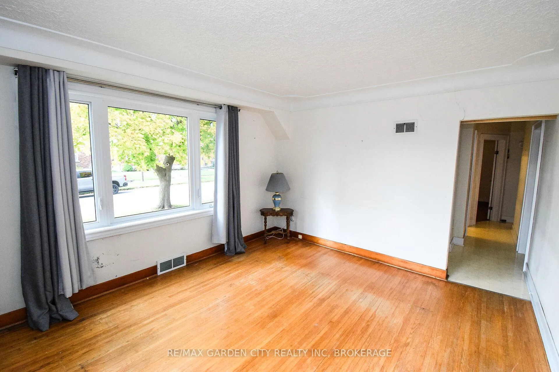 Photo 11 of 115 Marshall Avenue, Welland, Broadway — HOMEH