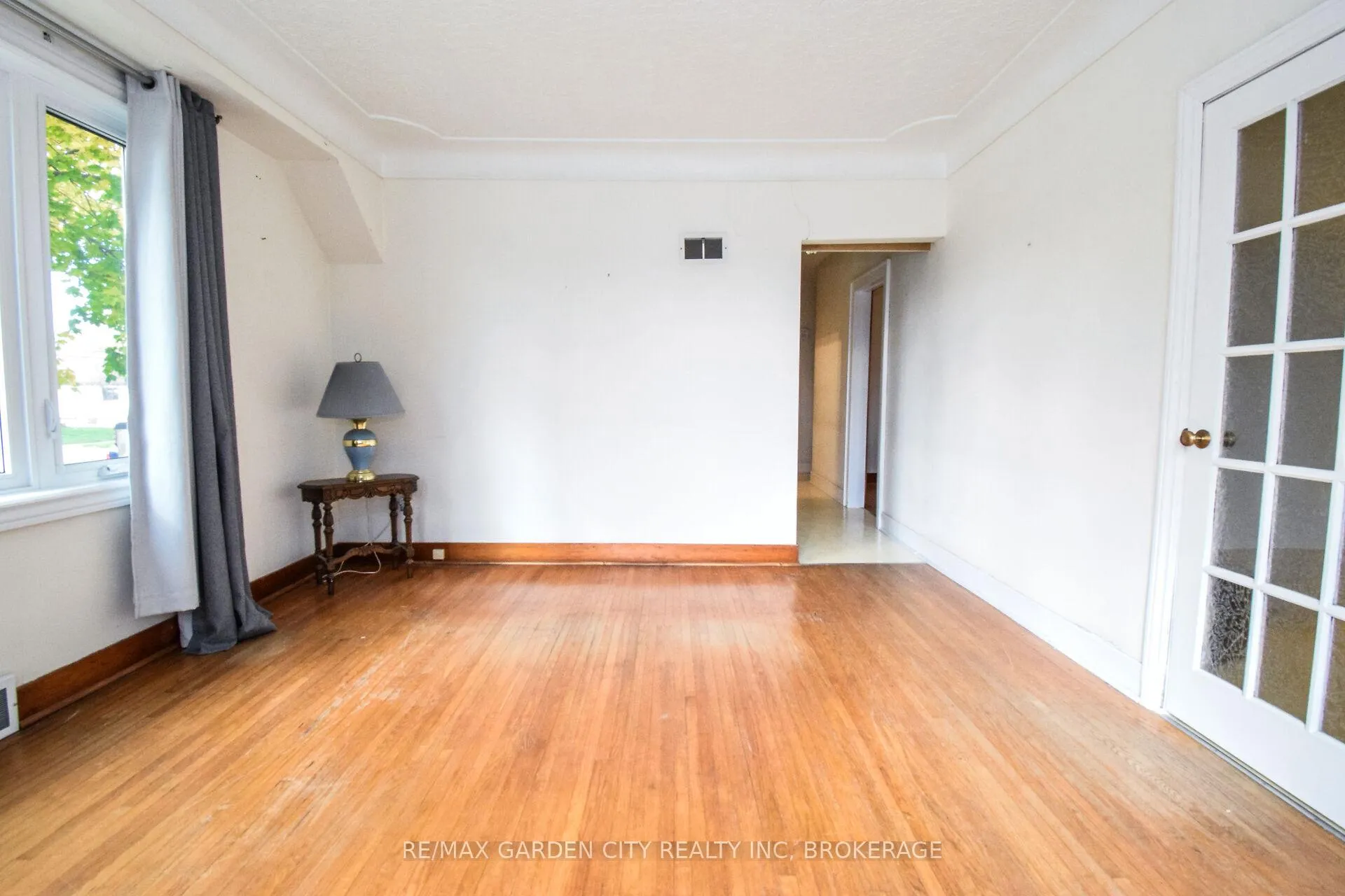 Photo 12 of 115 Marshall Avenue, Welland, Broadway — HOMEH