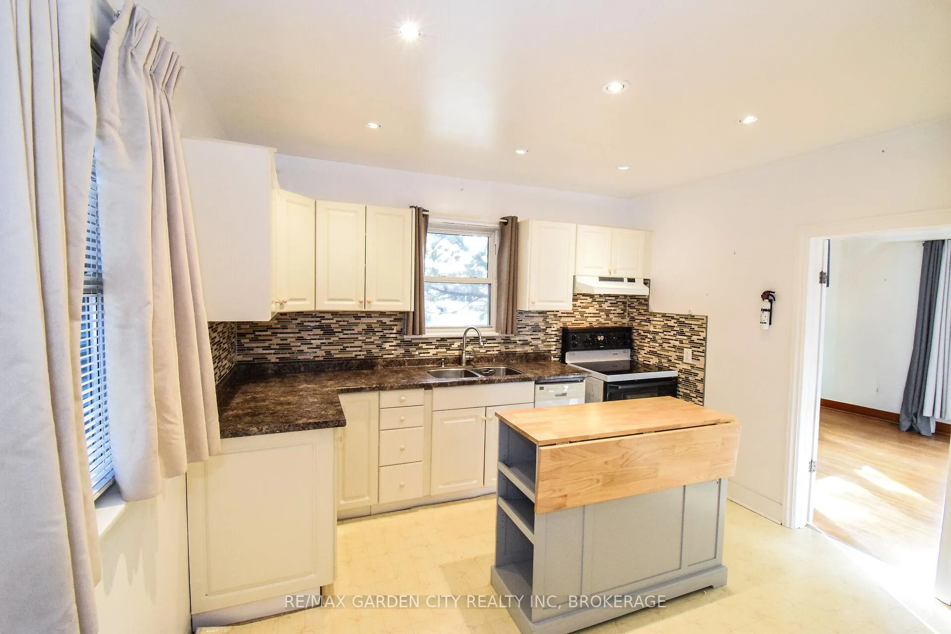 Photo 16 of 115 Marshall Avenue, Welland, Broadway — HOMEH