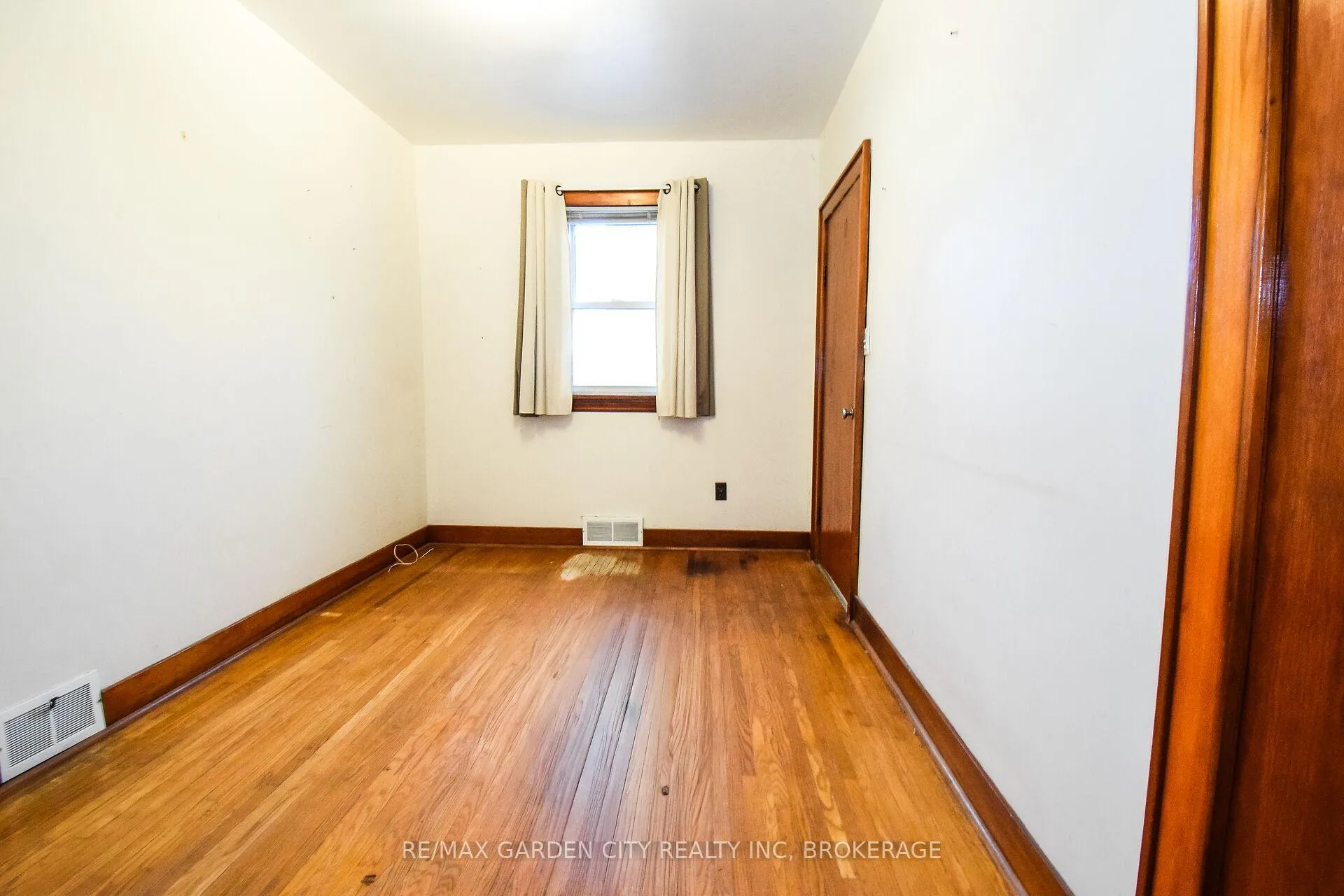 Photo 22 of 115 Marshall Avenue, Welland, Broadway — HOMEH