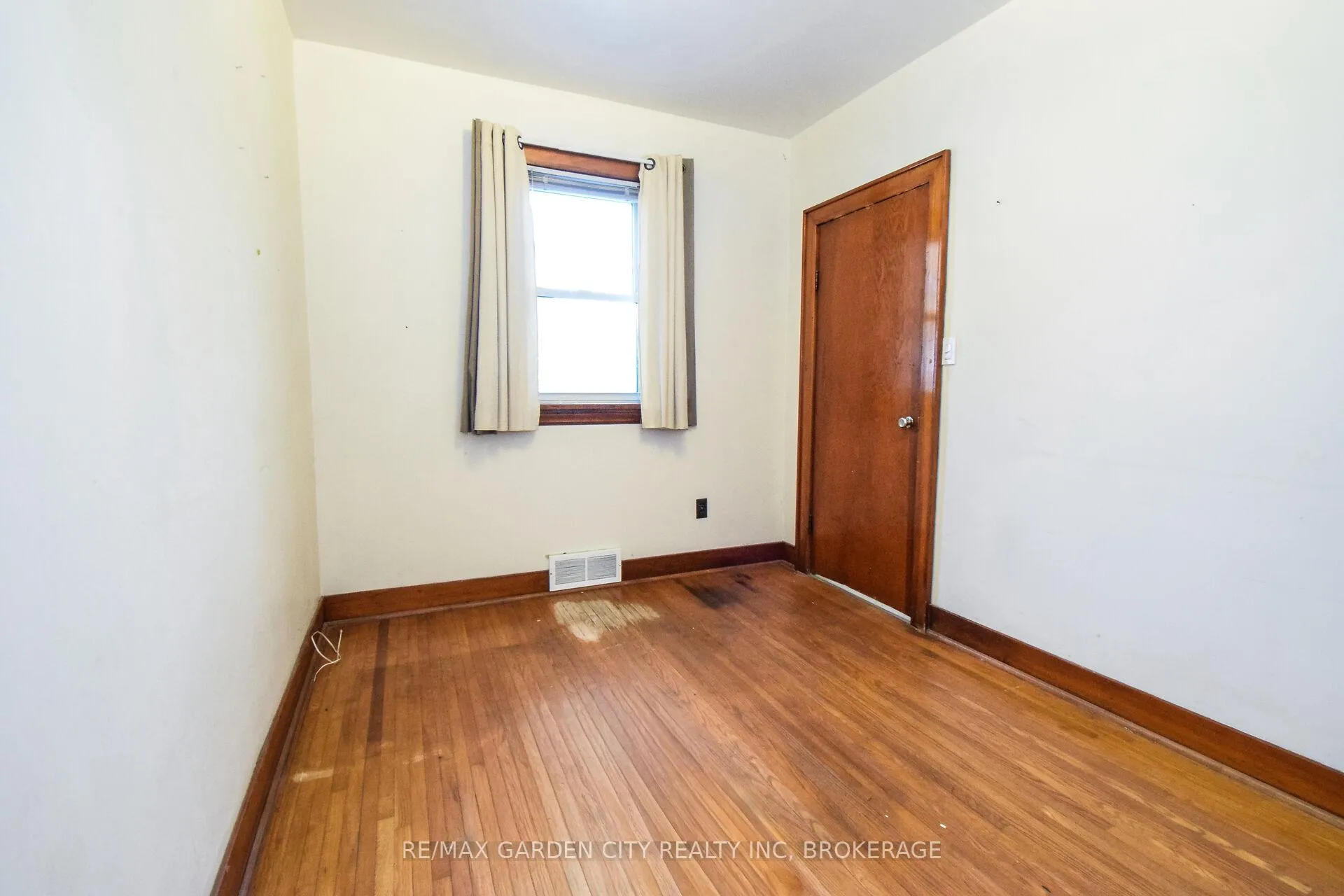 Photo 23 of 115 Marshall Avenue, Welland, Broadway — HOMEH