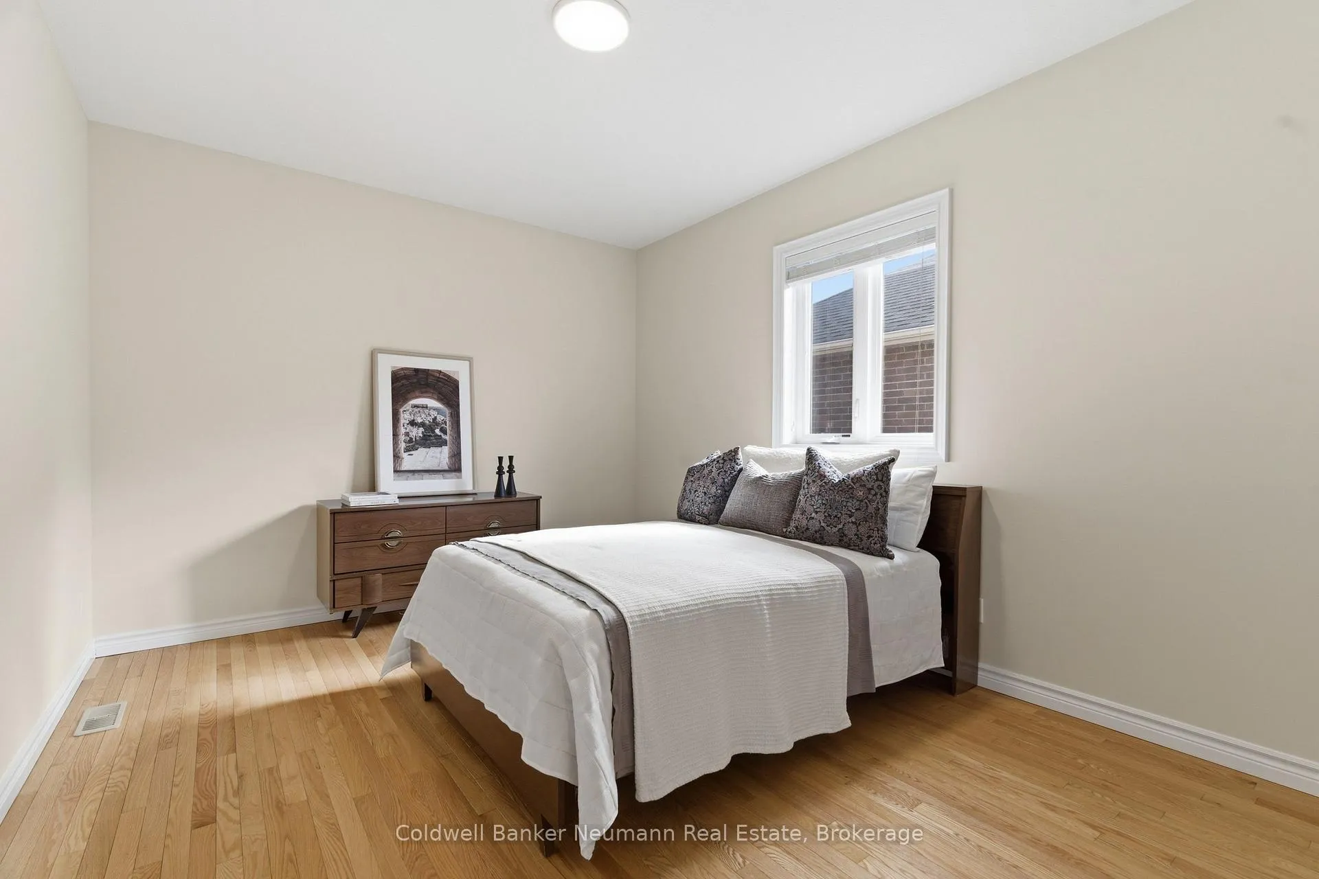 Photo 15 of 14 Sweeney Drive, Guelph, Kortright East — HOMEH
