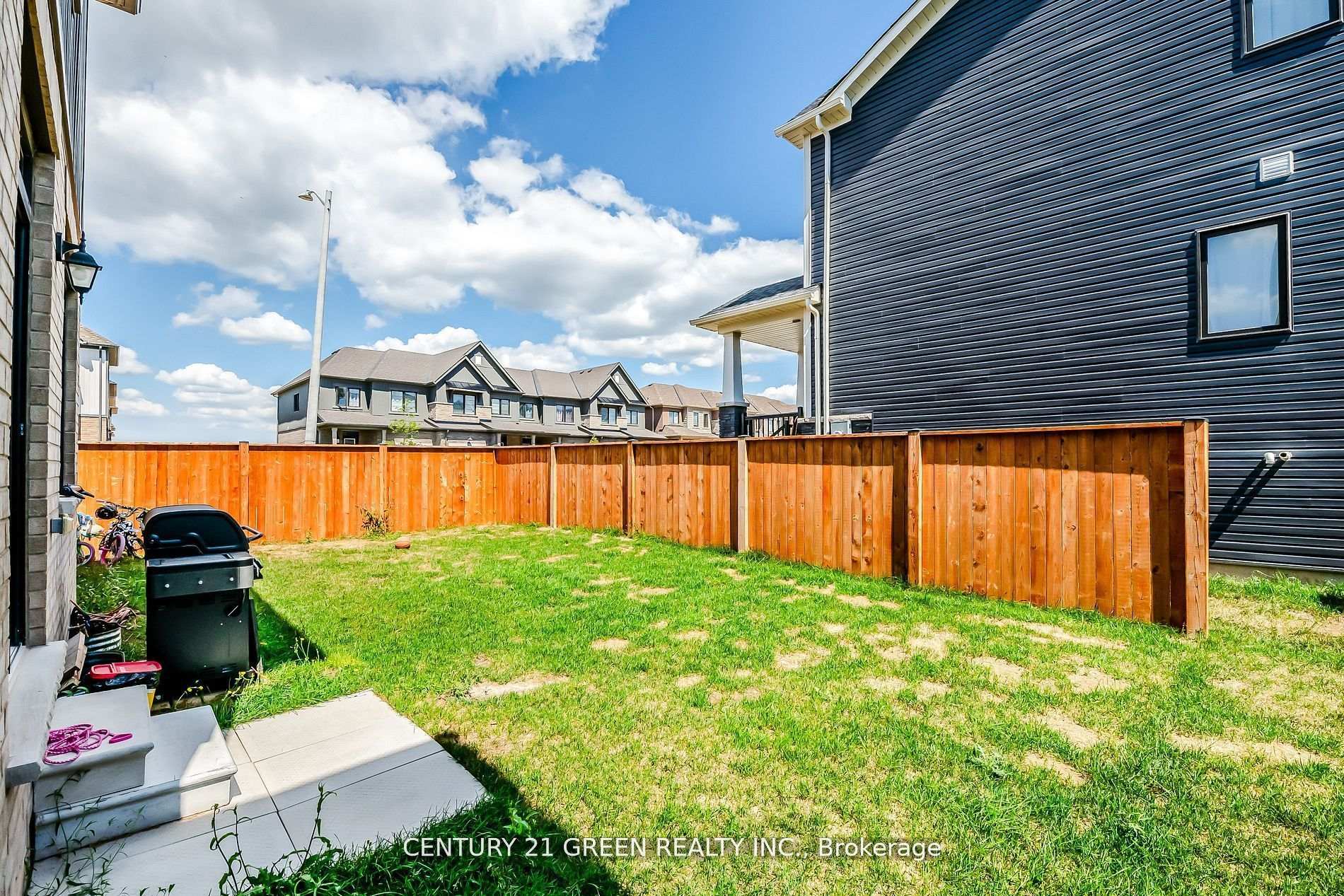 Photo 32 of 414 Eastbridge Avenue, Welland, Dain City — HOMEH