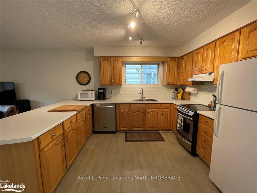 Photo 14 of 24 55TH Street S, Wasaga Beach — HOMEH