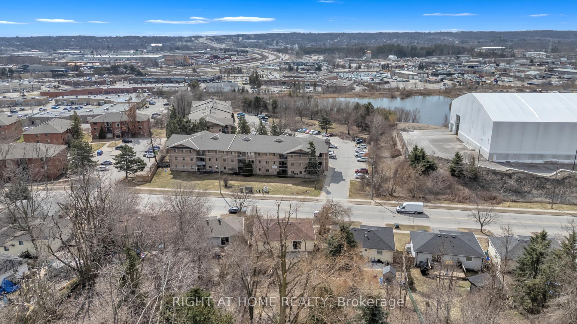 Photo 4 of 192 Edgehill (Upper) Drive, Barrie, 400 North — HOMEH