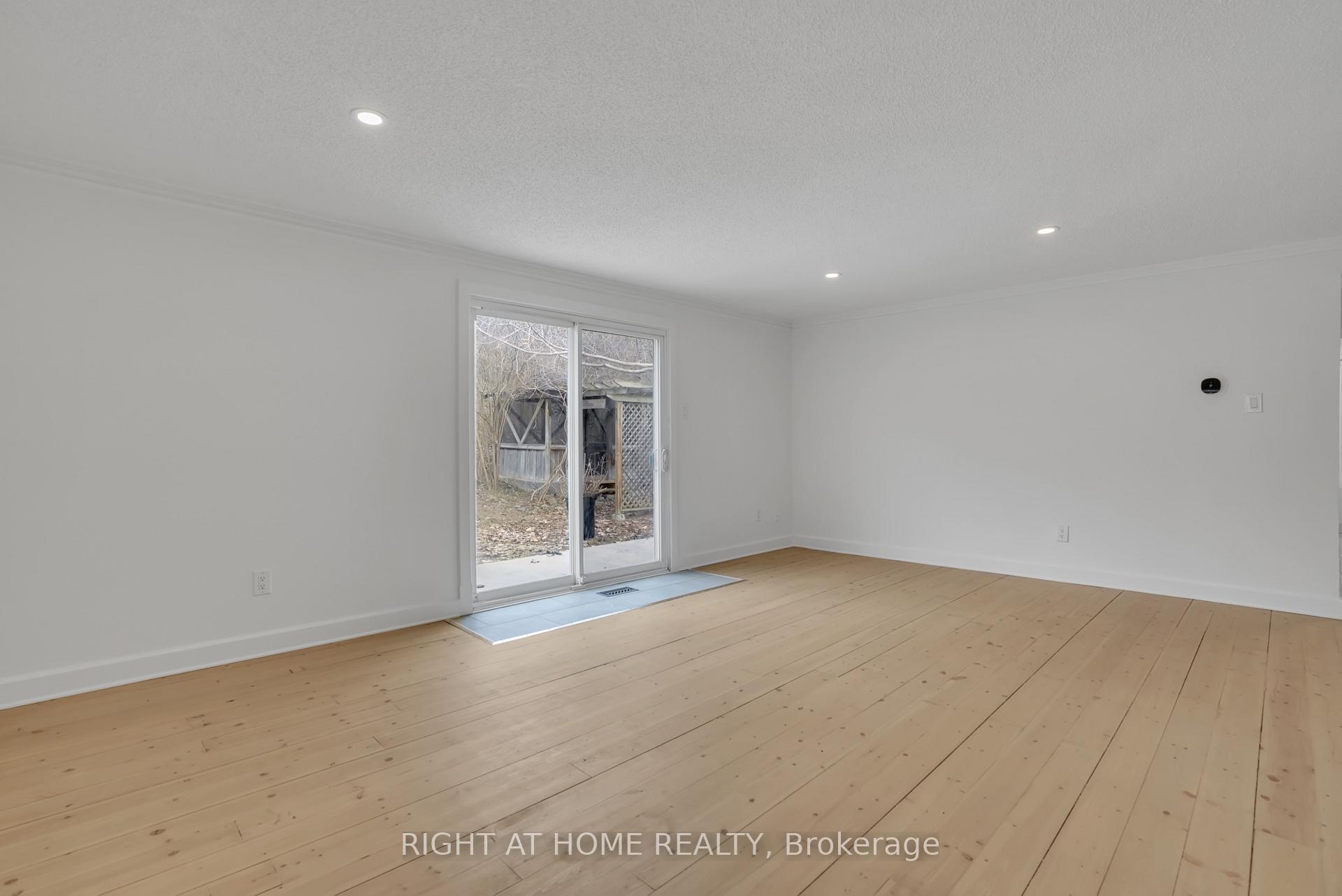 Photo 8 of 192 Edgehill (Upper) Drive, Barrie, 400 North — HOMEH
