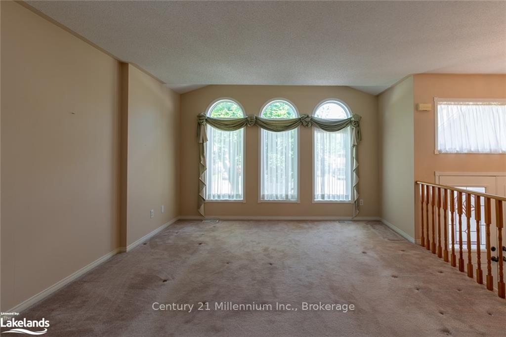 Photo 4 of 121 Fernbrook Drive, Wasaga Beach — HOMEH
