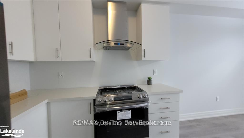 Photo 3 of 51 Federica Crescent, Wasaga Beach — HOMEH
