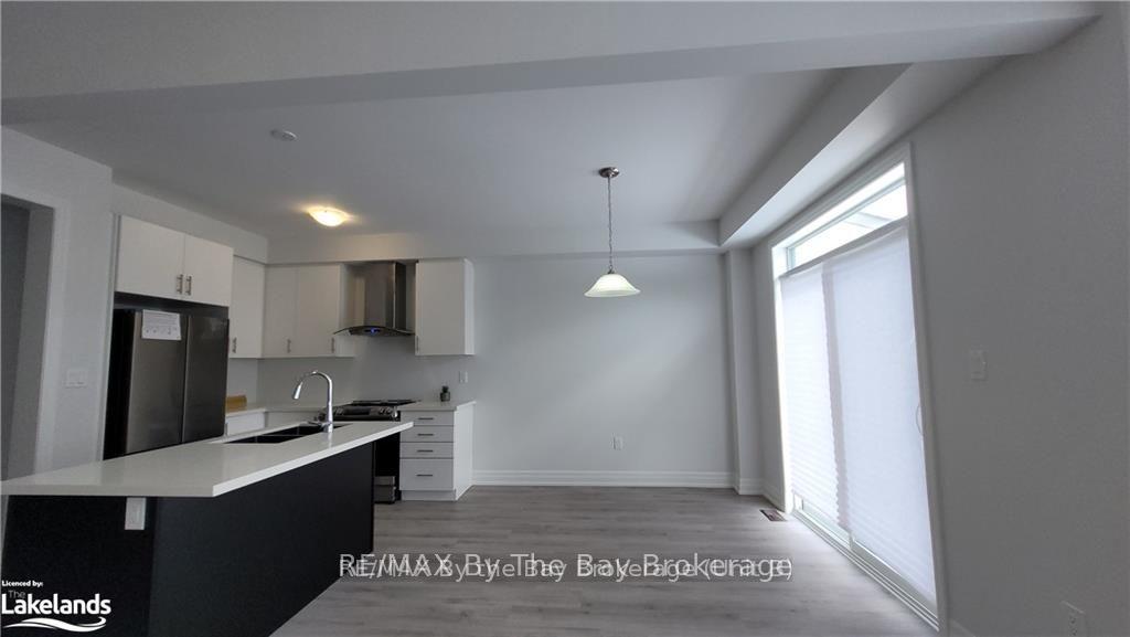 Photo 5 of 51 Federica Crescent, Wasaga Beach — HOMEH