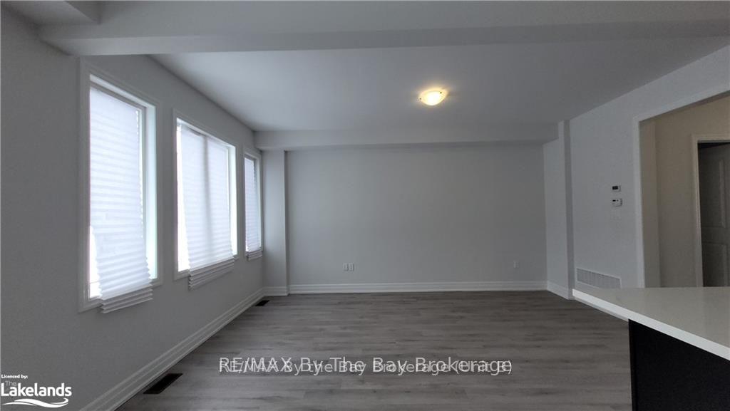 Photo 7 of 51 Federica Crescent, Wasaga Beach — HOMEH
