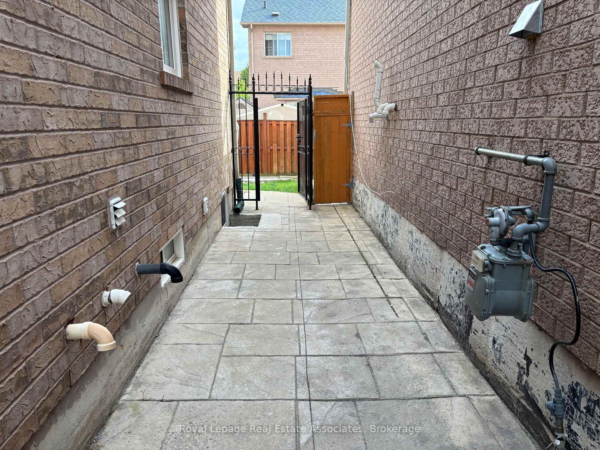 Photo 2 of Unit (Lower), 114 Sail Crescent, Vaughan, Vellore Village — HOMEH