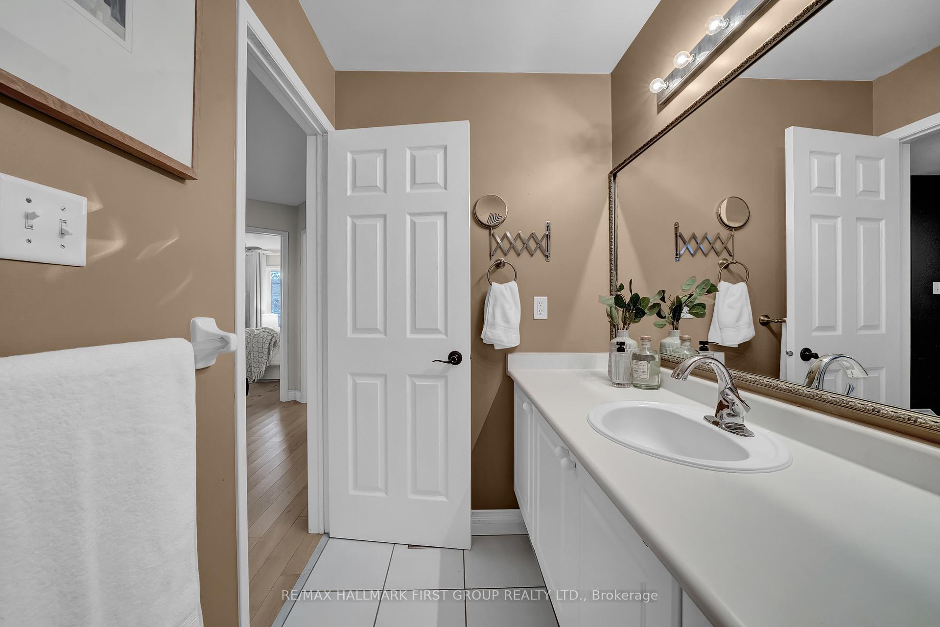 Photo 20 of 136 Warwick Avenue, Ajax, South East — HOMEH