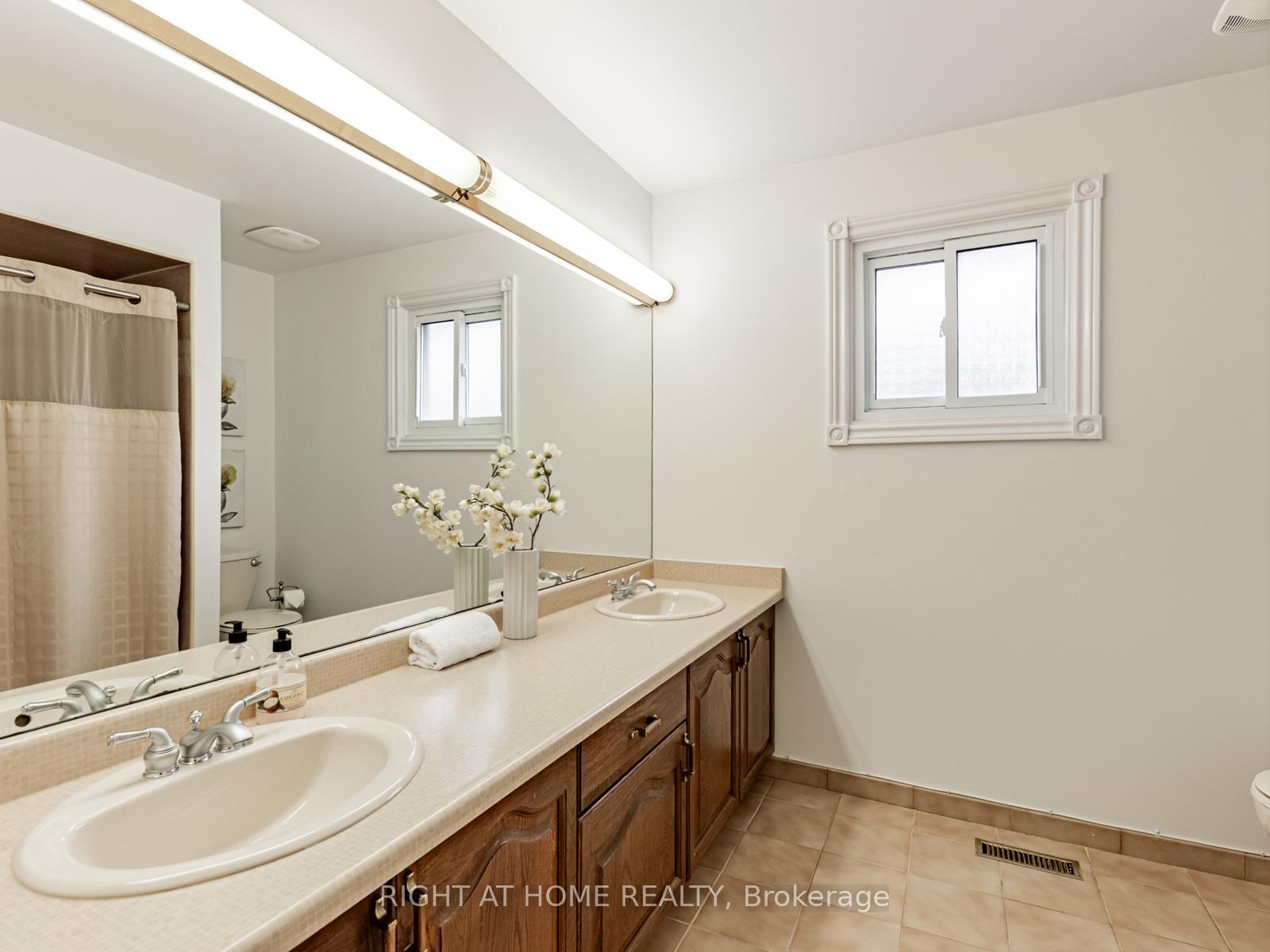 Photo 4 of 10 Rodeo Drive, Vaughan, Crestwood-Springfarm-Yorkhill — HOMEH