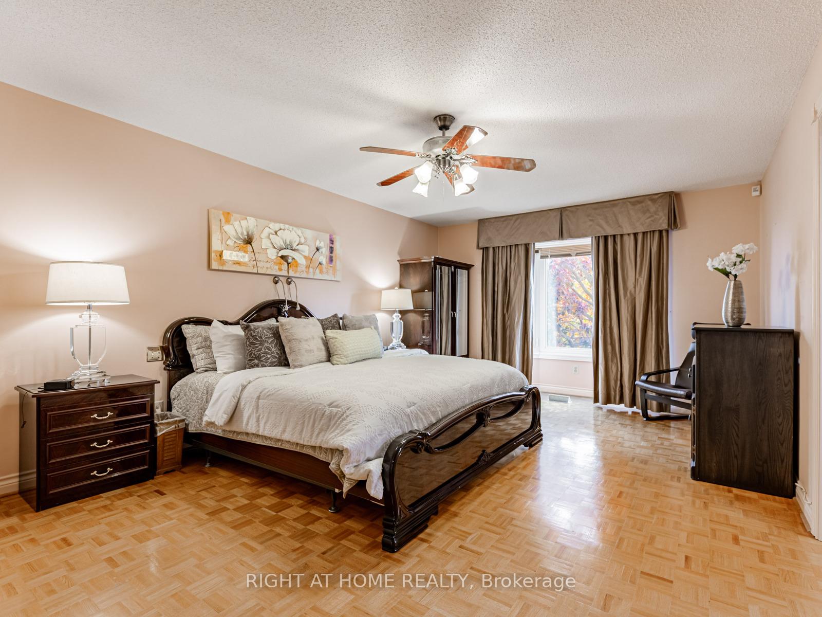 Photo 7 of 10 Rodeo Drive, Vaughan, Crestwood-Springfarm-Yorkhill — HOMEH