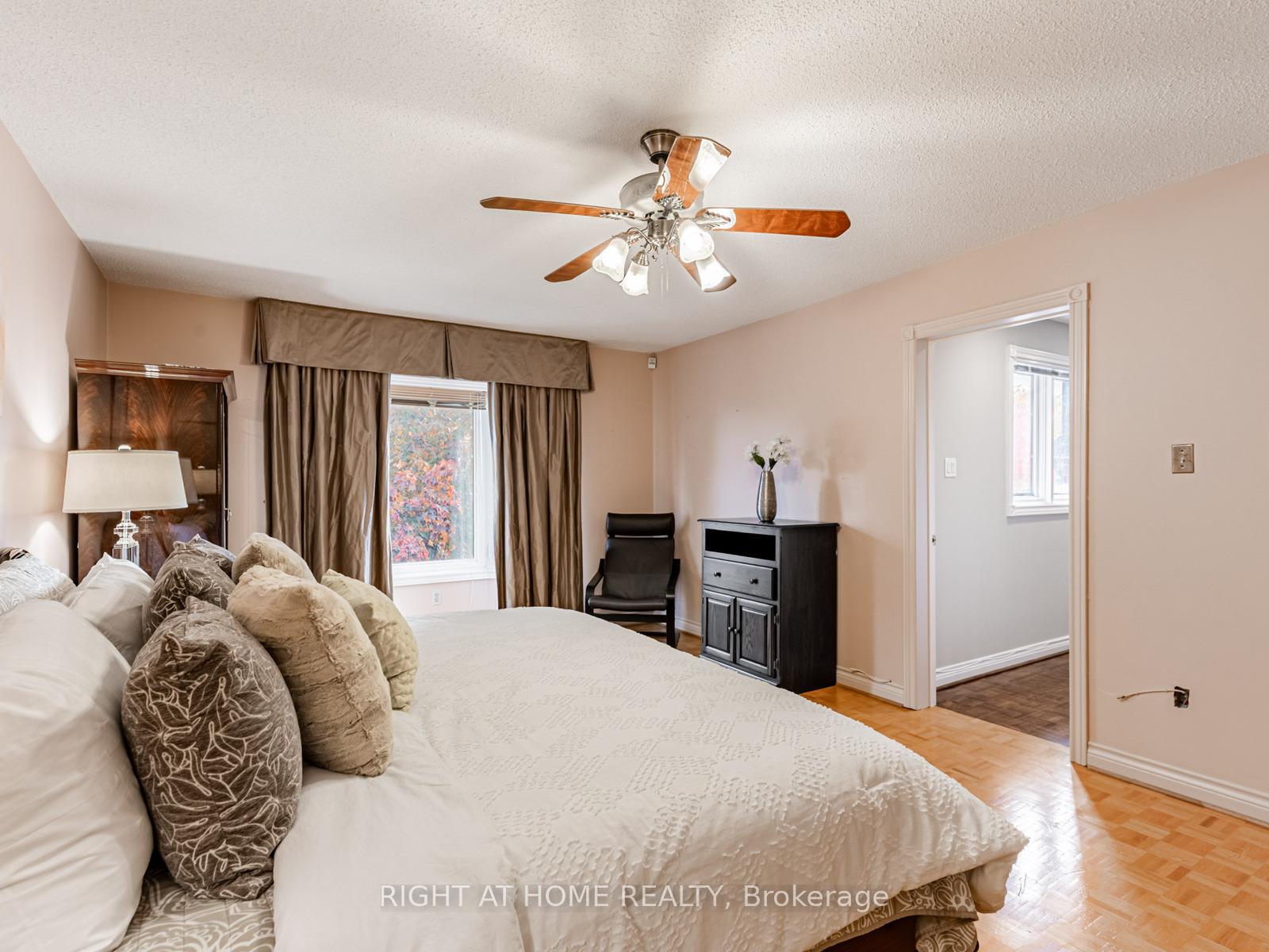 Photo 8 of 10 Rodeo Drive, Vaughan, Crestwood-Springfarm-Yorkhill — HOMEH
