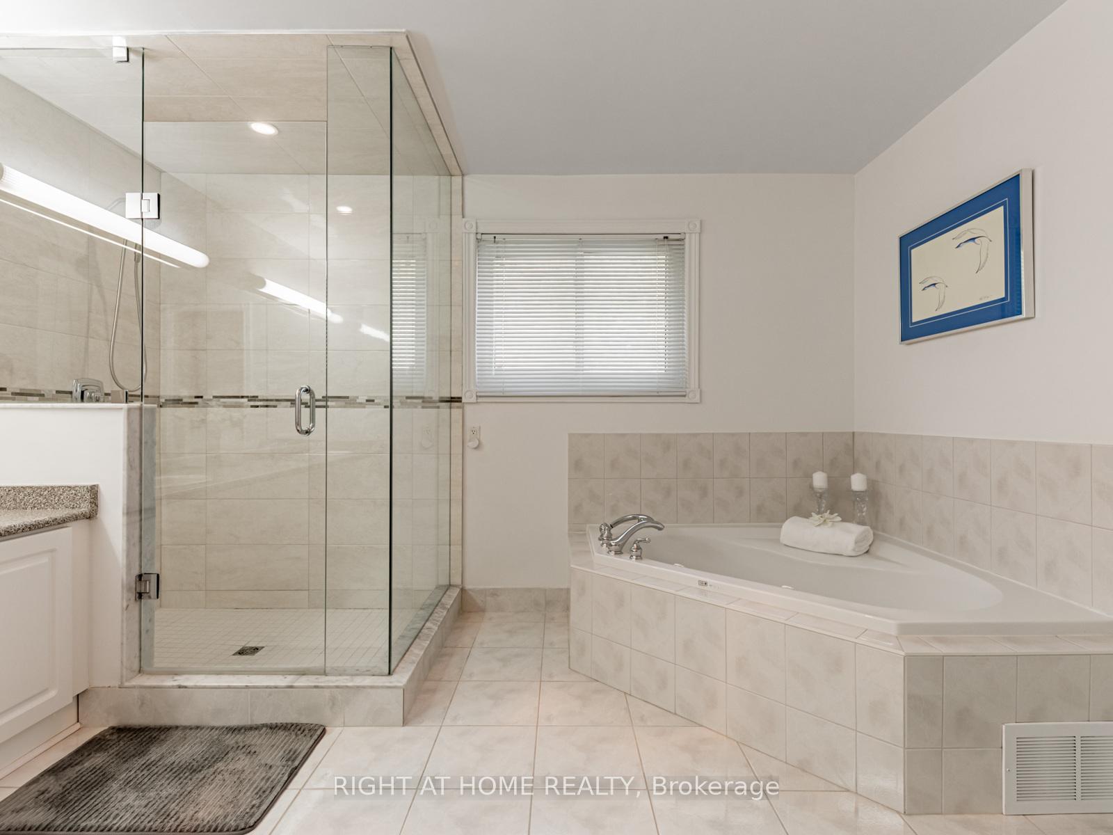 Photo 11 of 10 Rodeo Drive, Vaughan, Crestwood-Springfarm-Yorkhill — HOMEH