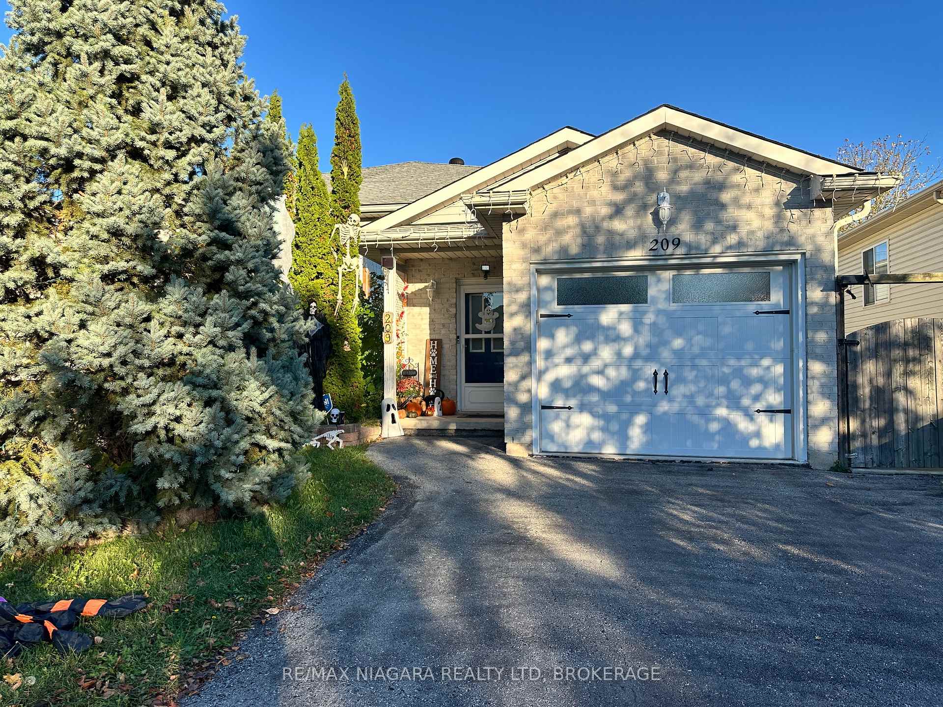 Photo 1 of 209 Autumn Crescent, Welland, West Welland — HOMEH