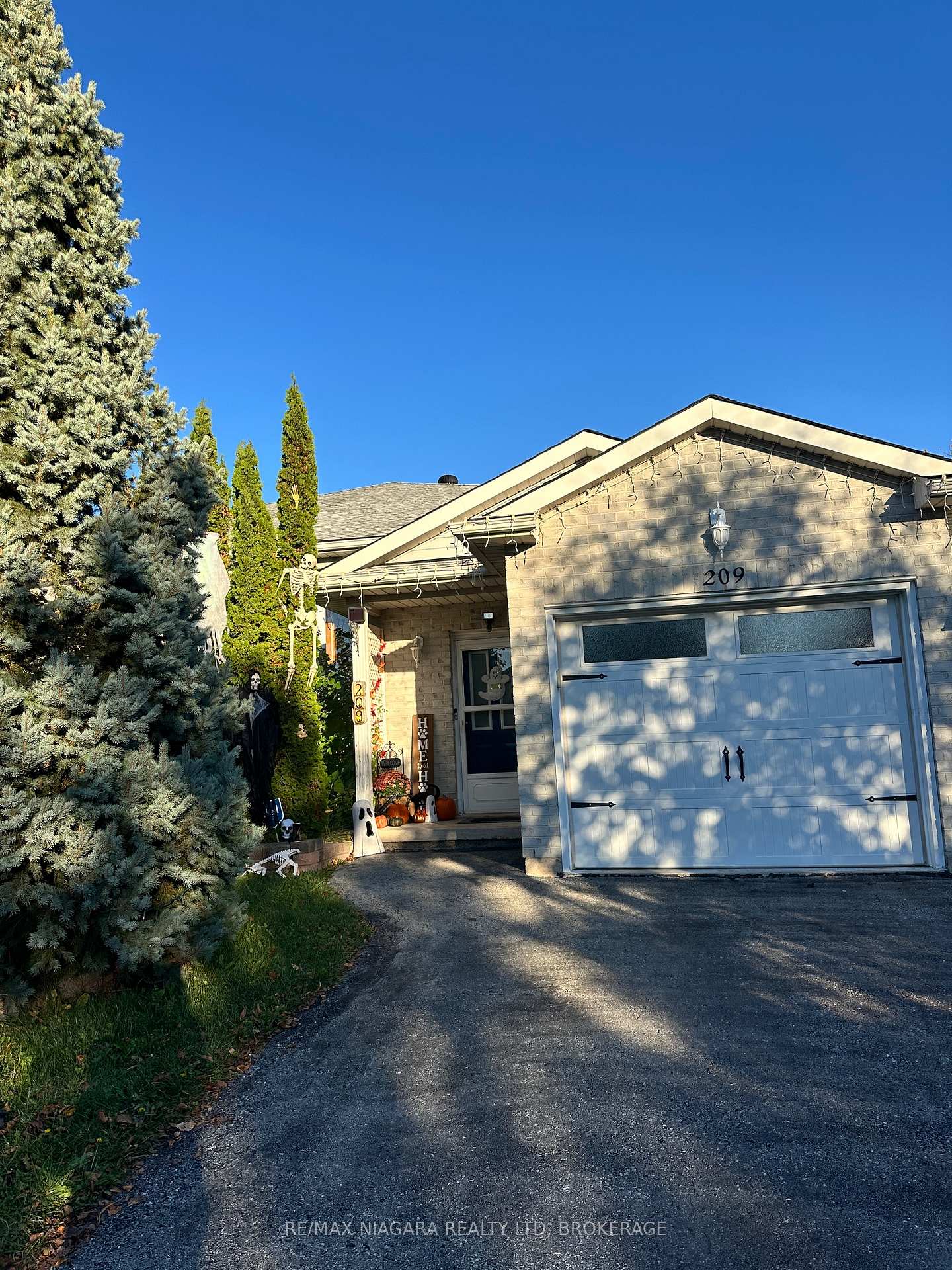 Photo 2 of 209 Autumn Crescent, Welland, West Welland — HOMEH