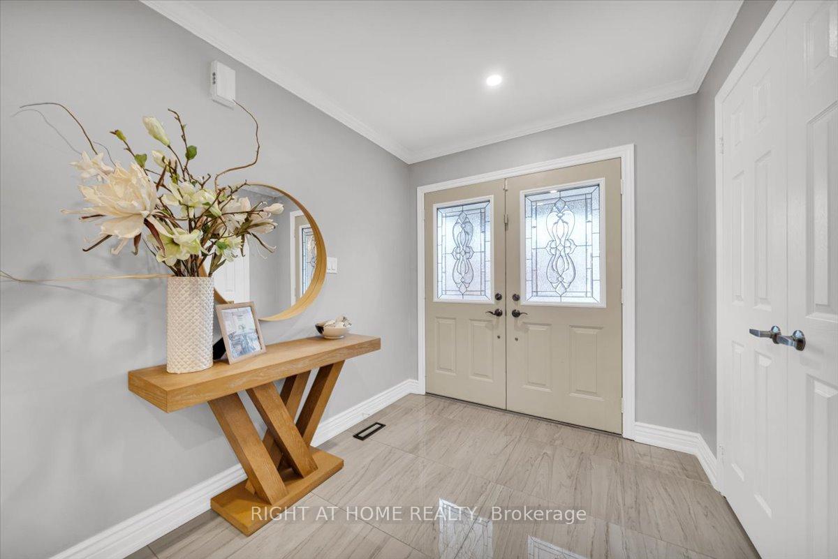 Photo 3 of 139 Monteith Crescent, Vaughan, Maple — HOMEH