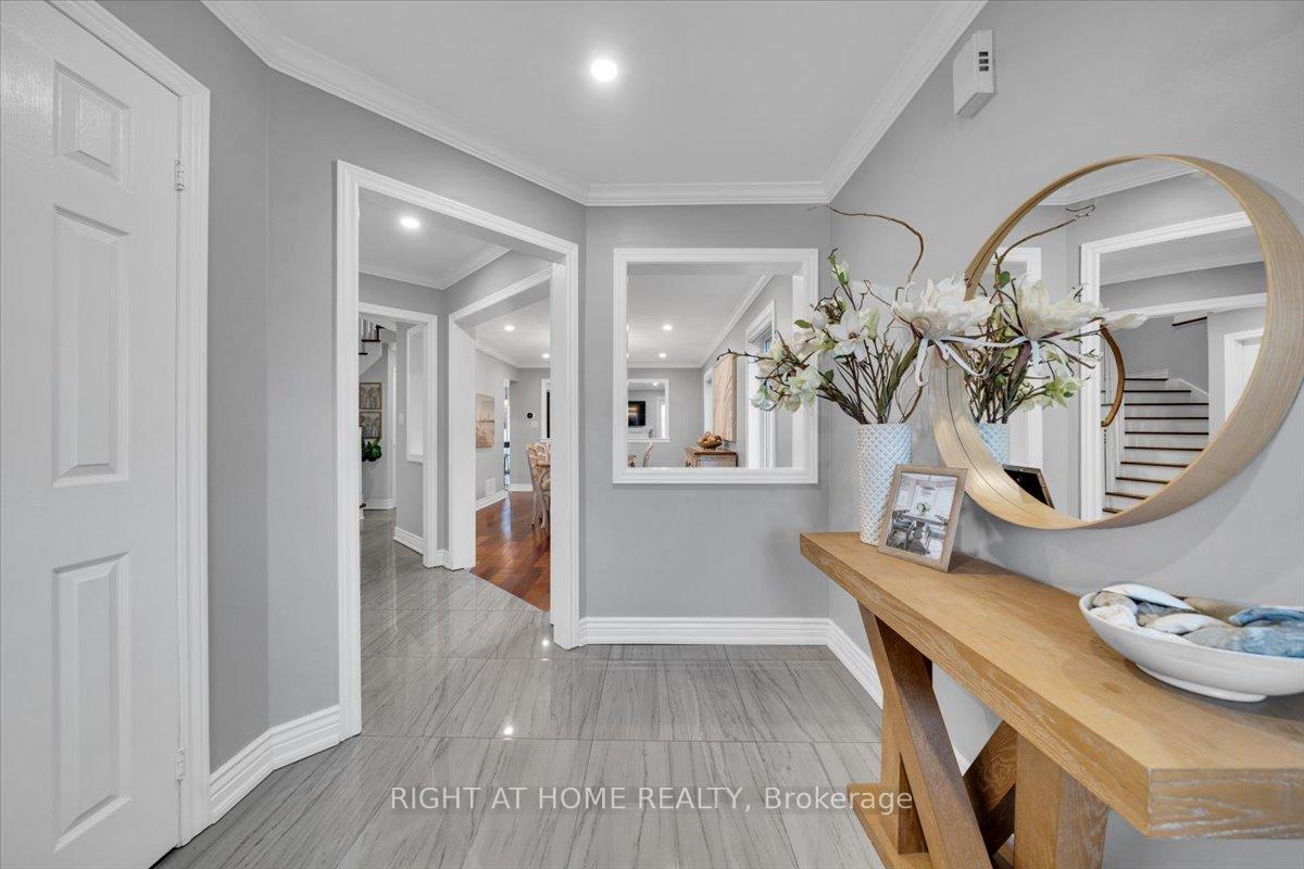 Photo 4 of 139 Monteith Crescent, Vaughan, Maple — HOMEH